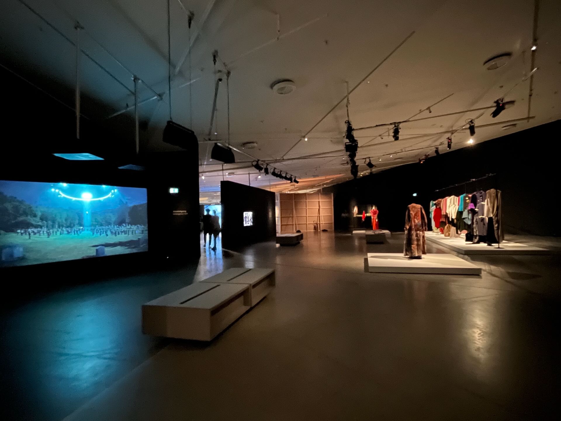 「現正進行中」展場空間，左側為《喪屍未逝》裝置，右前方為《傳記式衣櫥》，劉依盈拍攝。