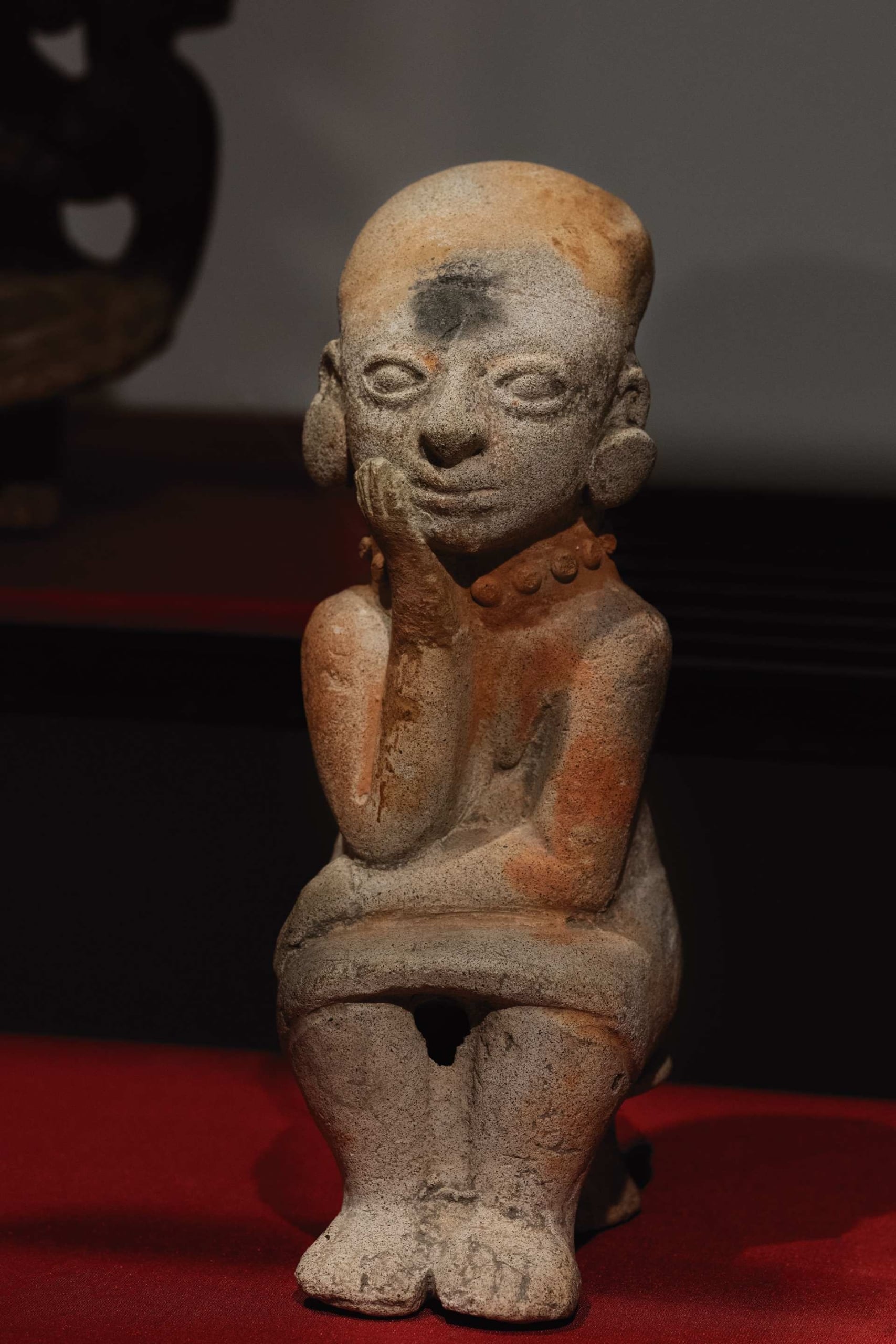 立木義浩，《女性坐像》，AD1900-1600 ，厄瓜多，BIZEN 中南美美術館。（©Yoshihiro Tatsuki）