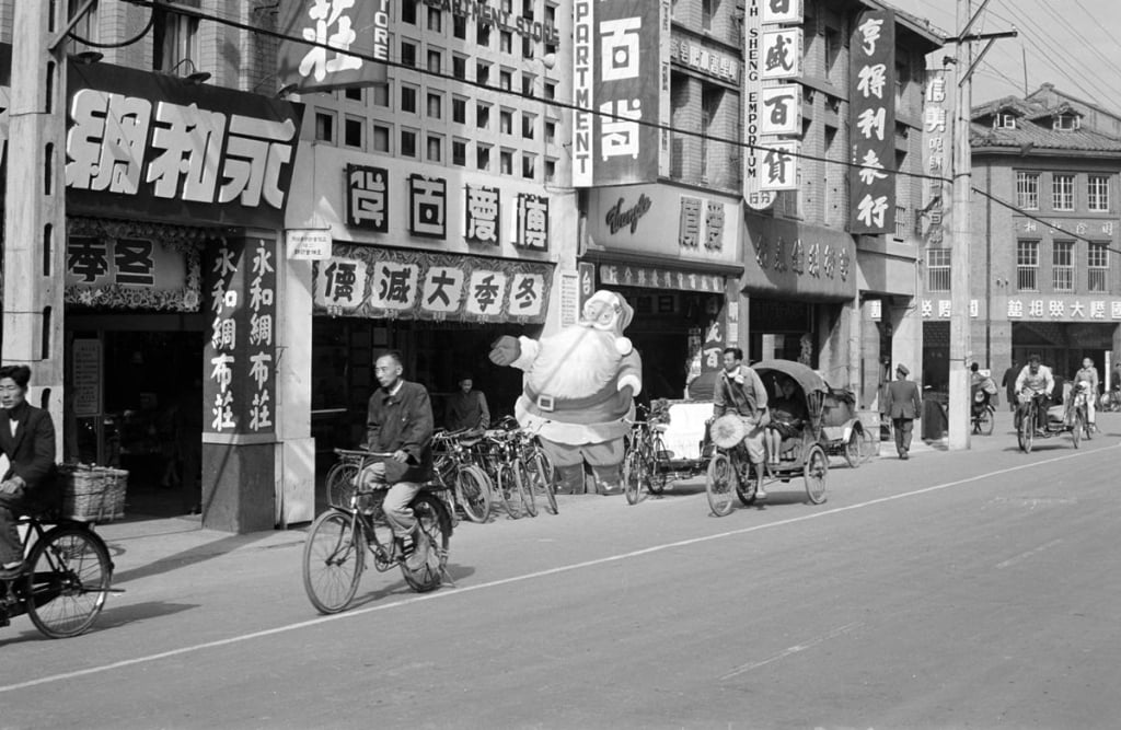 臺北市衡陽路，百貨推出冬季大減價，門口立著聖誕老人，1955至1958年攝，威斯康辛大學密爾瓦基分校圖書館藏，Harrison Forman Collection。