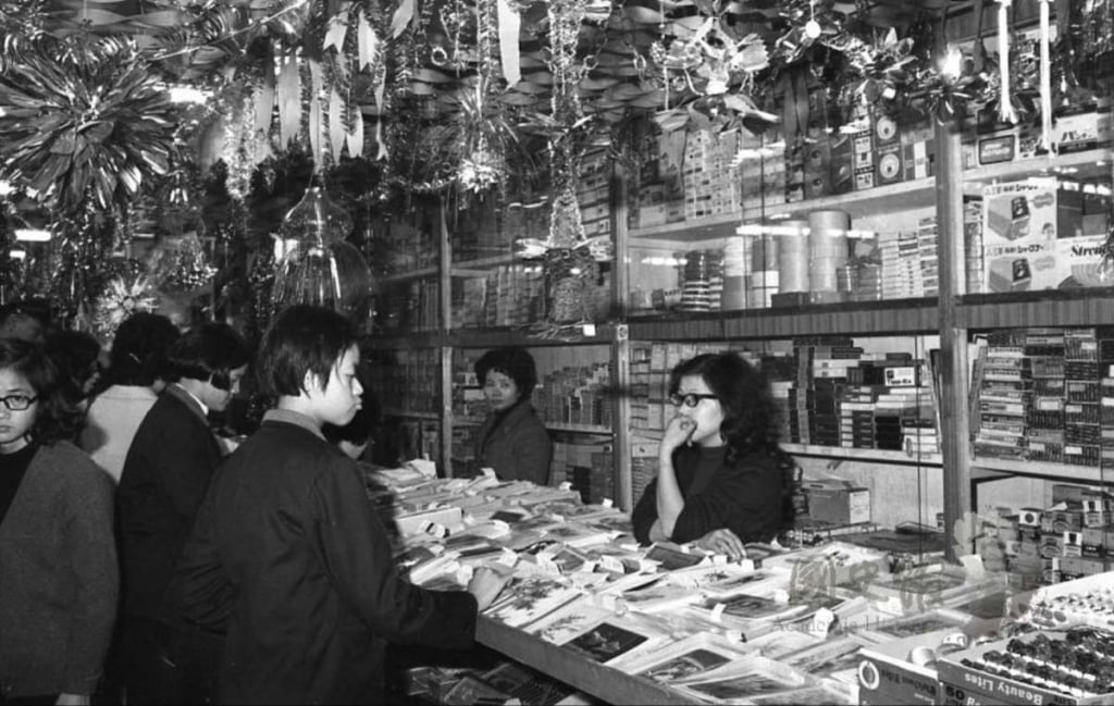 聖誕節前夕店家販售聖誕卡片，吸引民眾駐足購買，刊於1972年12月24日《台灣新生報》。