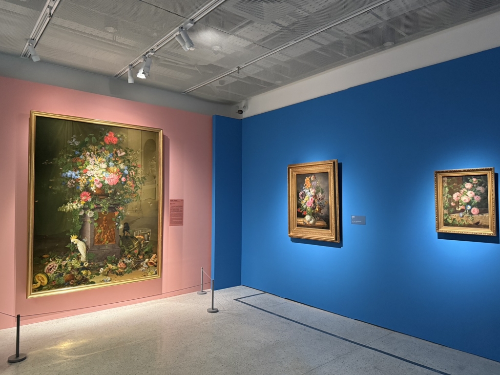 「綻放：維也納美景宮百年花繪名作展」展場風景。（本刊資料室）