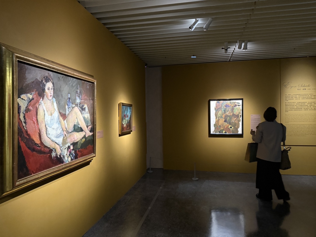 「綻放：維也納美景宮百年花繪名作展」展場風景。（本刊資料室）
