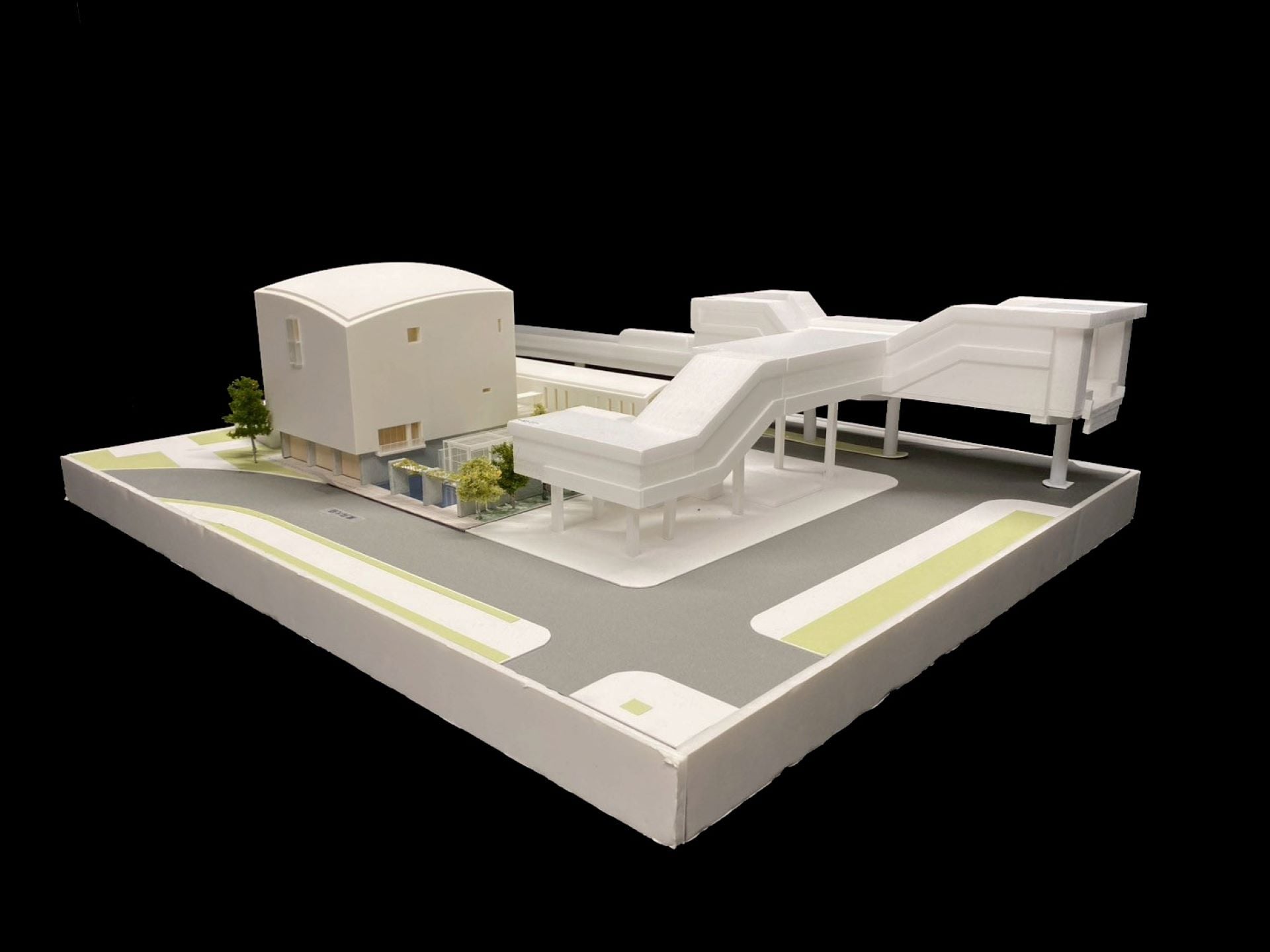 LB07 館建築模型，可見捷運出入口與周圍車道。（姚仁喜｜大元建築工場提供）