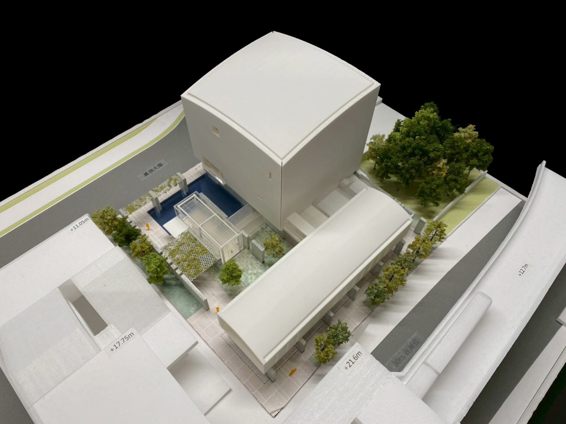 LB07 館建築模型，可見中庭有水池。（姚仁喜｜大元建築工場提供）
