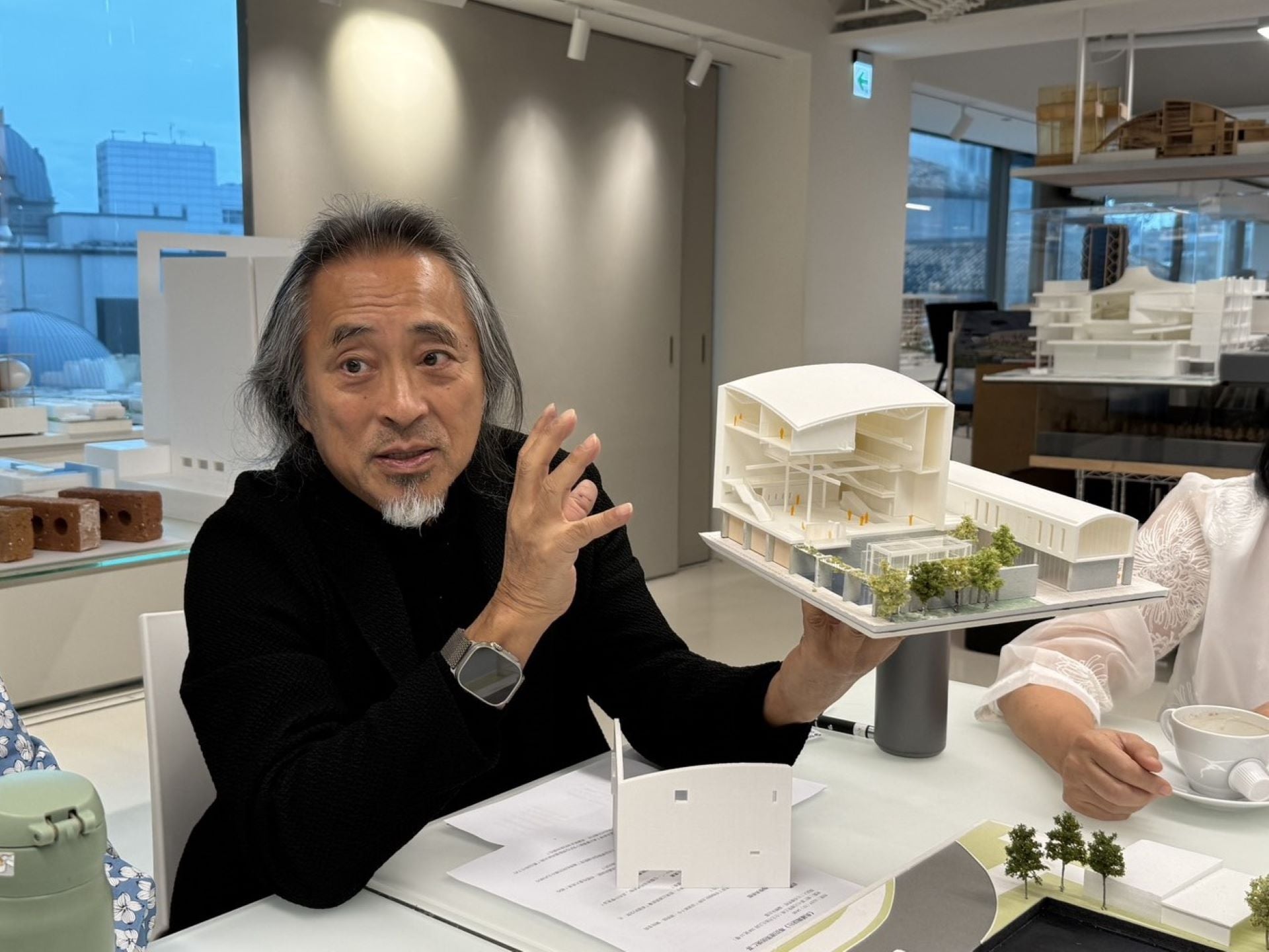 姚仁喜建築師會議現場說明未來館舍的具體設計規劃。（本刊資料室）