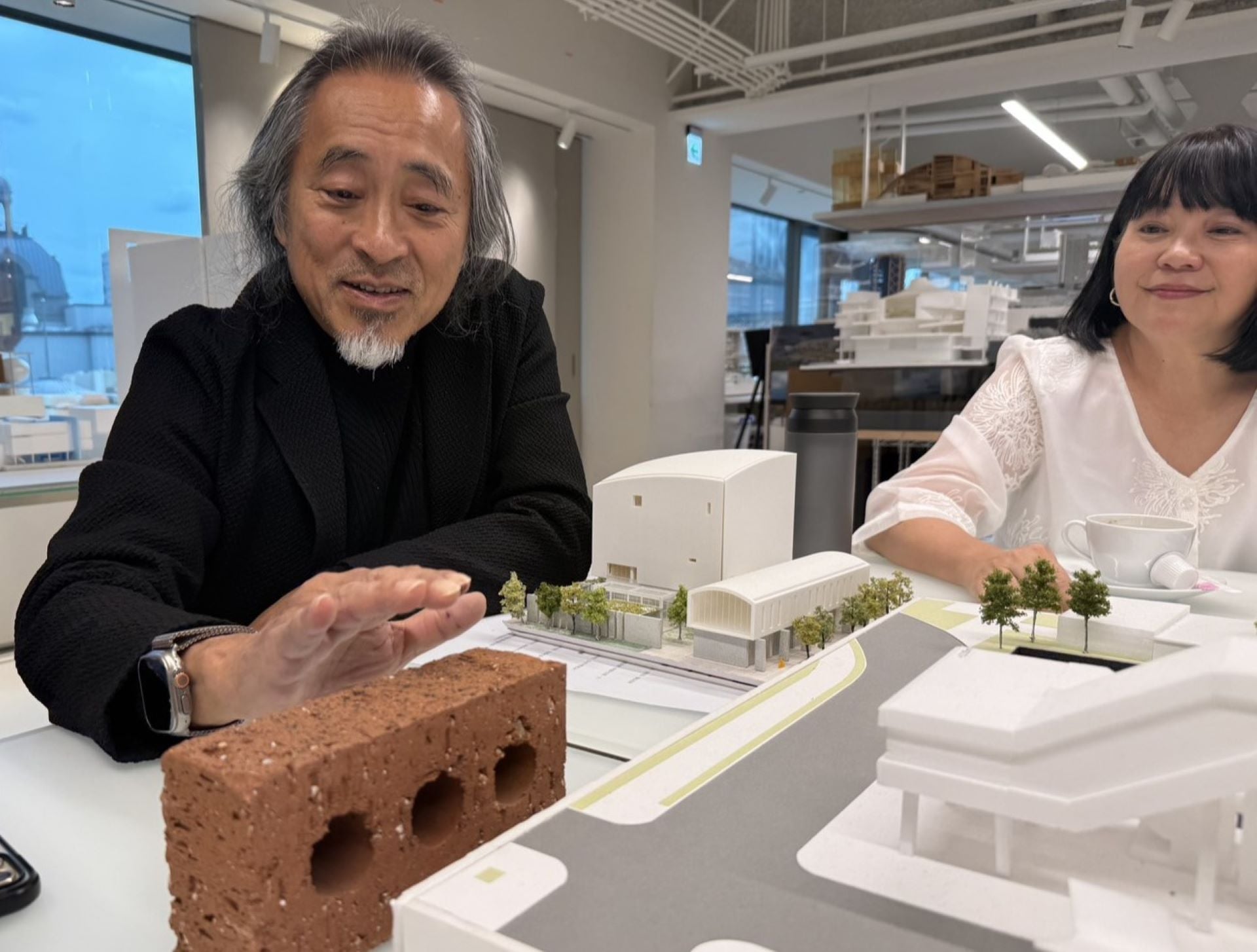 姚仁喜建築師介紹未來建築外觀預計使用的紅磚。（本刊資料室）