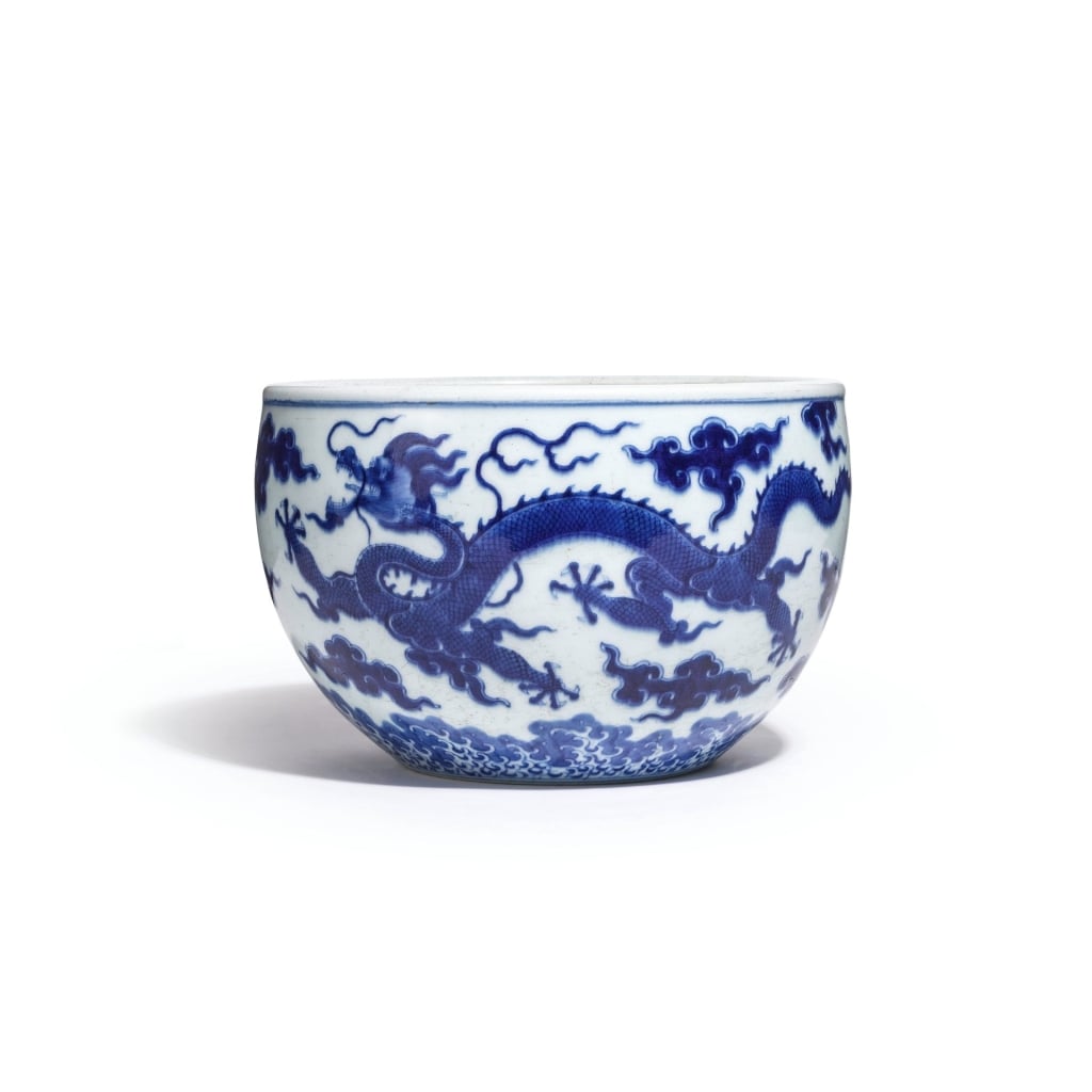 清乾隆《青花雲龍紋鉢》之另一面，「大清乾隆年製」款，徑21公分，估價3萬至5萬歐元。