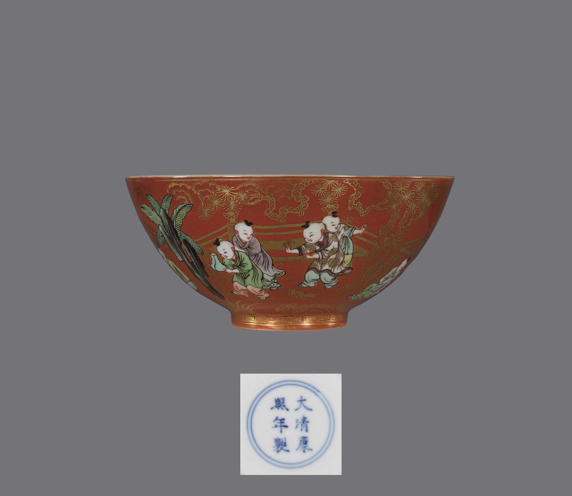 圖12 清康熙〈紅地五彩描金嬰戲圖大碗〉，「大清康熙年製」款，江西景德鎮窯，高9.5公分，徑21公分，天民樓藏品。