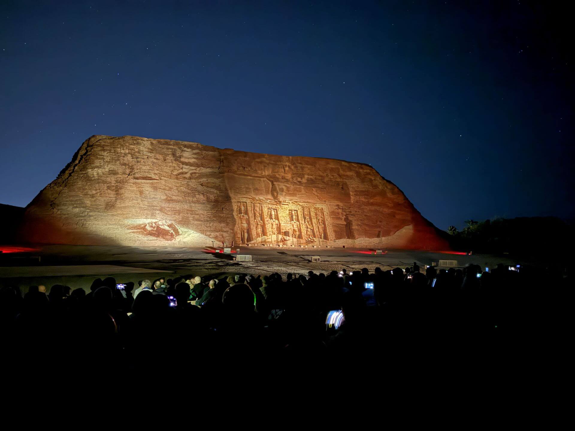 阿布辛貝神廟，夜間結合科技與古文明遺跡的燈光秀演出。（攝影／朱佑霖）