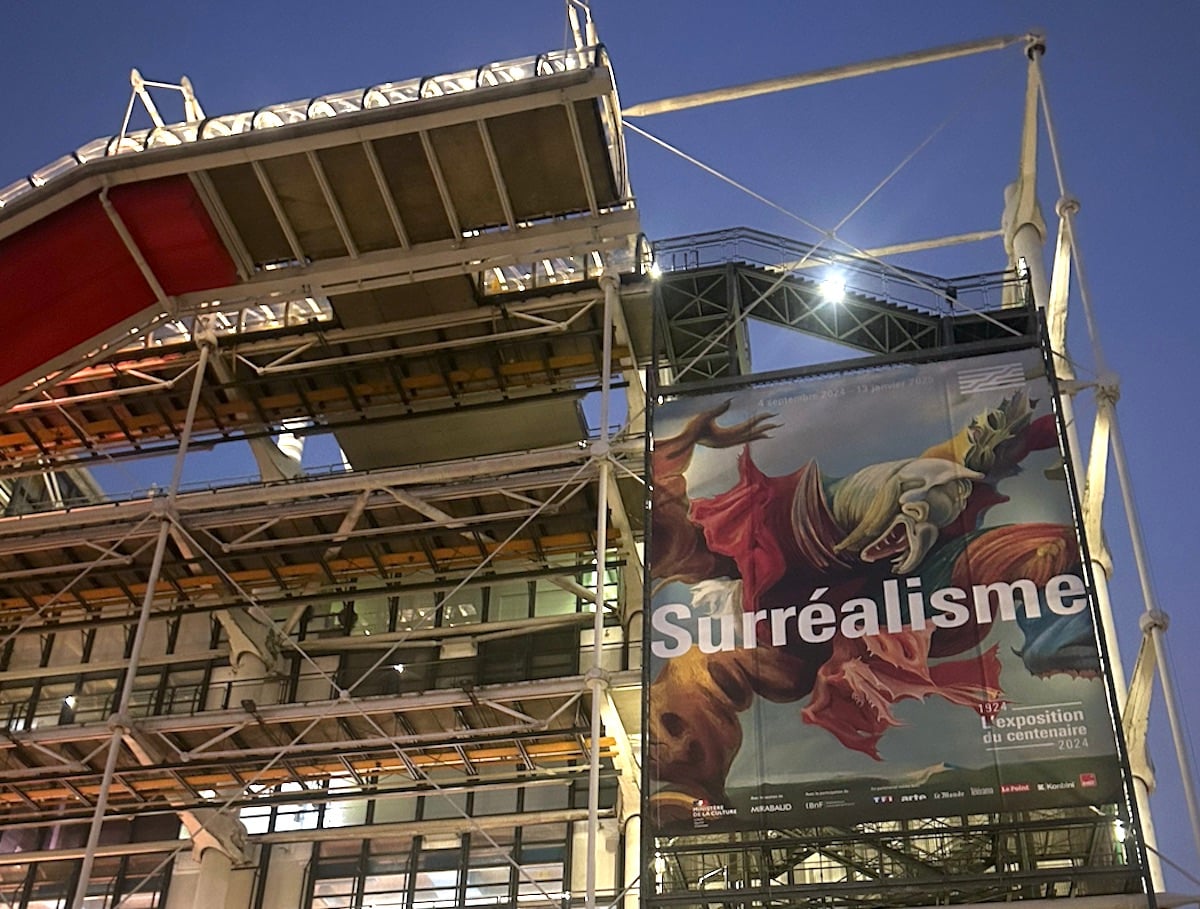 龐畢度中心（Centre Pompidou）「超現實主義」（Surréalisme）百年特展外觀，2024年。圖片來源：Lee Sharrock © Artlyst 2024。