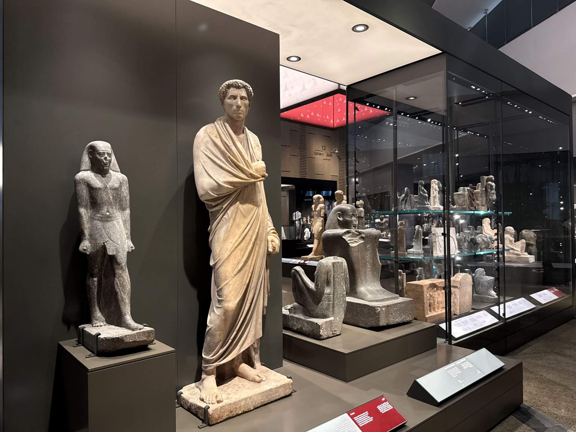 大埃及博物館（GEM ）常設展廳，展示羅馬時期的希臘風大理石雕像。（攝影／朱佑霖