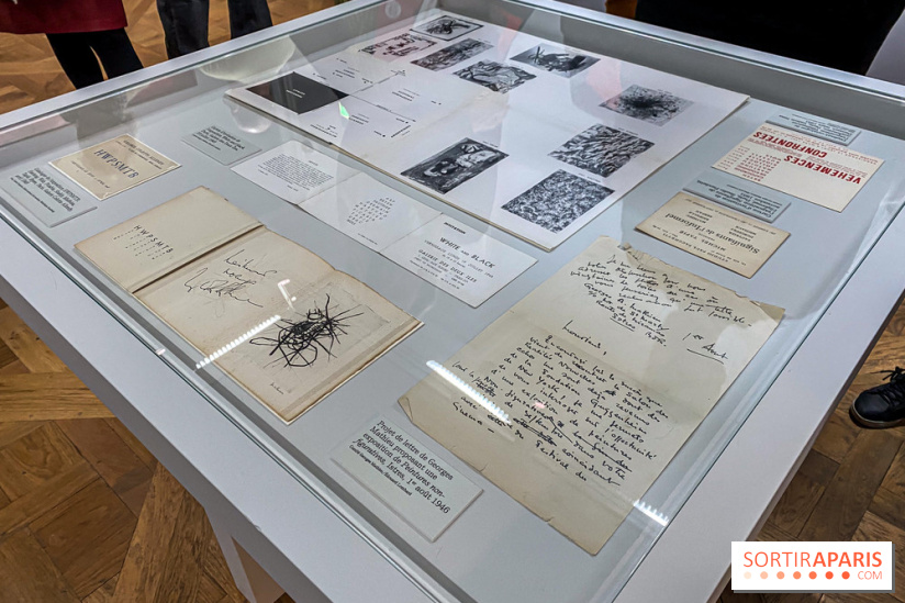 喬治.馬修(Georges Mathieu)回顧展中的文獻陳列。 攝於巴黎錢幣博物館(Monnaie de Paris)。圖片來源:Sortiraparis。