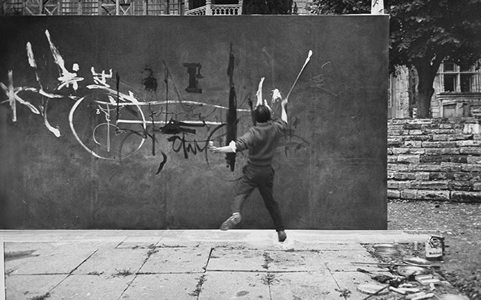 喬治.馬修(Georges Mathieu)1956年5月於巴黎市立劇院(Théâtre de la Ville)進行現場繪畫表演。 圖片來源:Comité Georges Mathieu。