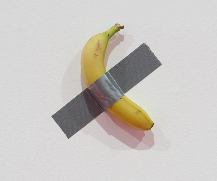 莫瑞吉奧．卡特蘭（Maurizio Cattelan），《喜劇演員》（Comedian），2019年。香蕉、封箱膠帶。圖片取自ArtReview。