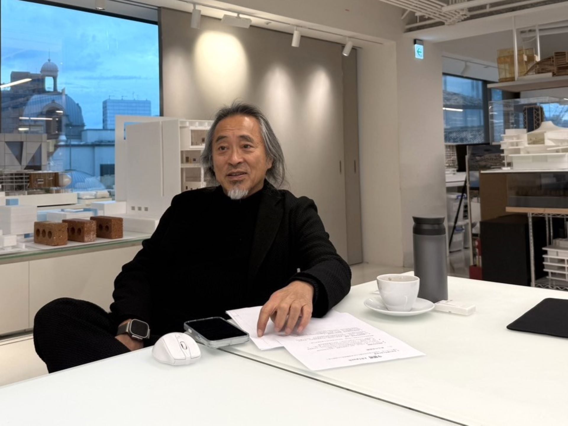 典藏雜誌社社長與團隊，2025年11月採訪建築設計師姚仁喜現場照。（攝影／朱佑霖）