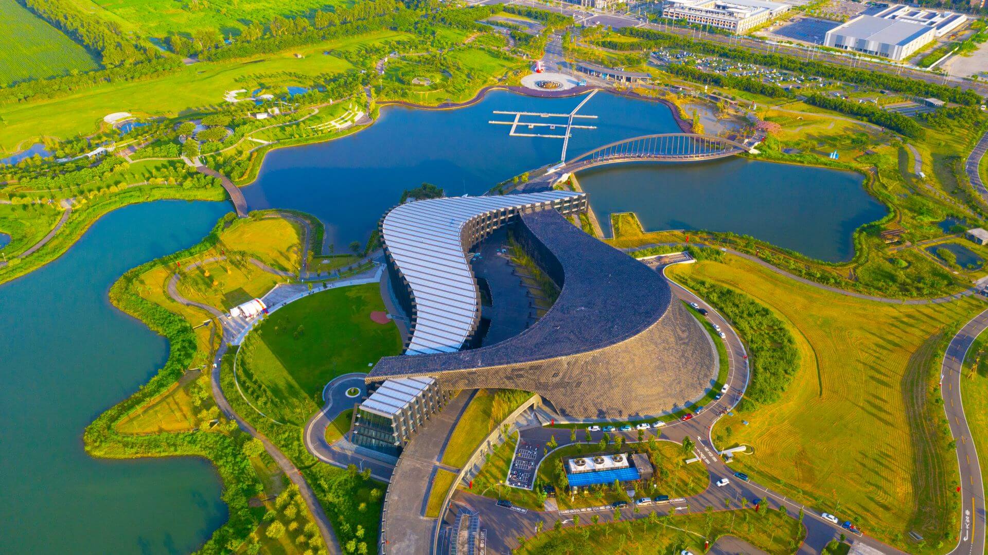 國立故宮博物院南部院區博物館建築，由姚仁喜帶領團隊設計。（Wikipedia）