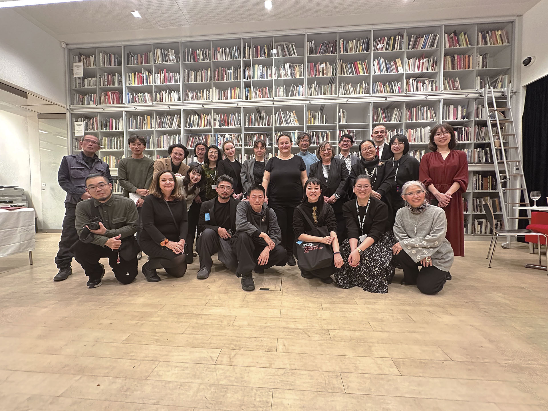 圖為策展人、參展藝術家與工作團隊合影。（圖片提供：台北當代藝術館）