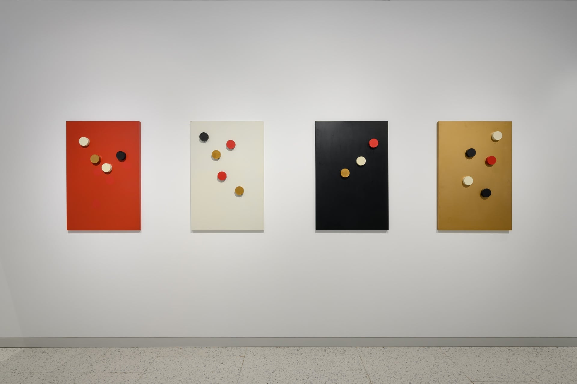 李元佳《Cosmic Point Multiples》, Set of 4 painted steel panels, with 17 magnets, 92 × 61.5 cm (each panel); dia. 7.5 cm (eac…