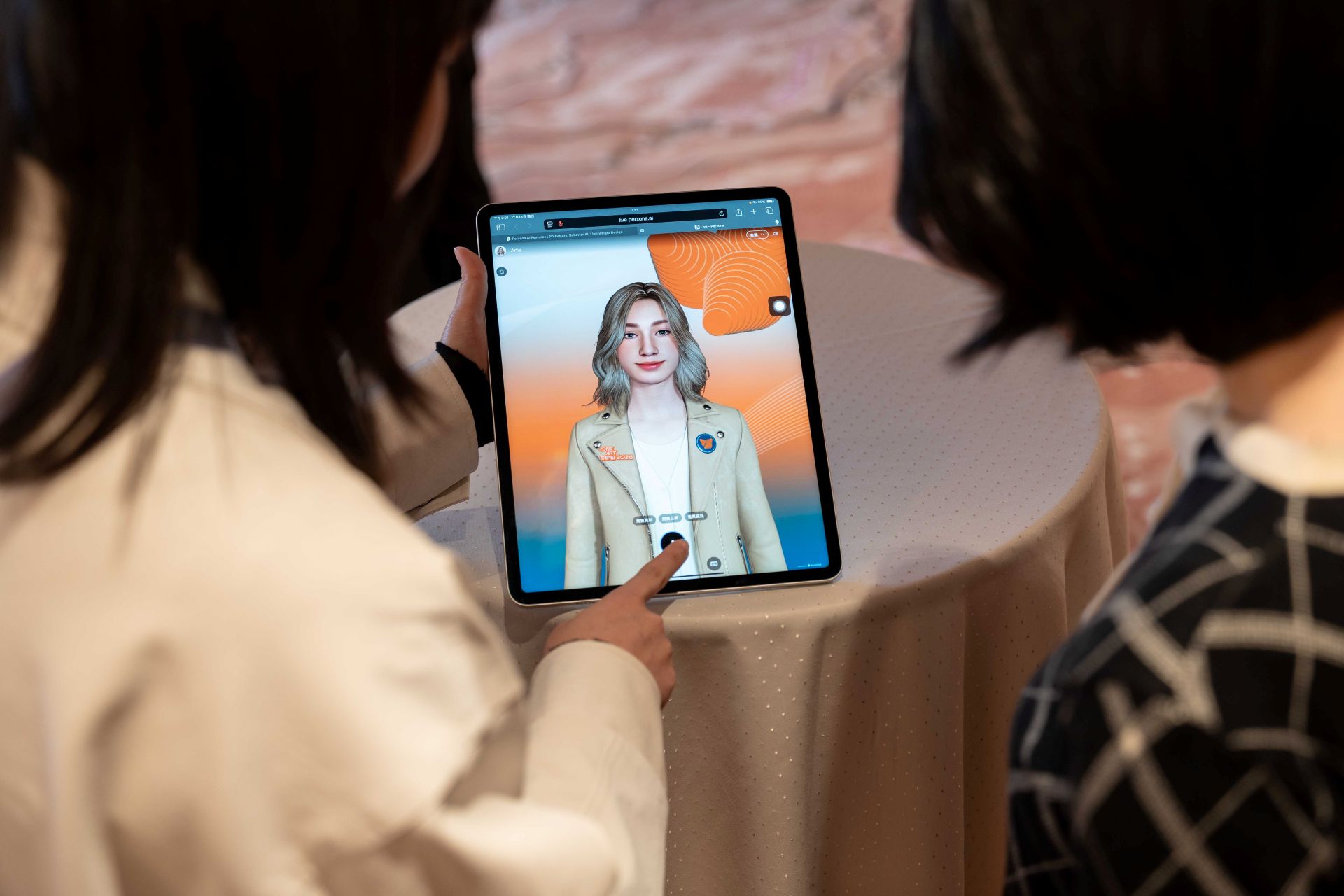 為全臺藝博會首家導入 Perxona AI Avatar 智慧助理的「ONE ART Taipei 2026 藝術台北」，透過數位互動，讓觀眾與藏家即時查詢展會資訊與作品亮點。