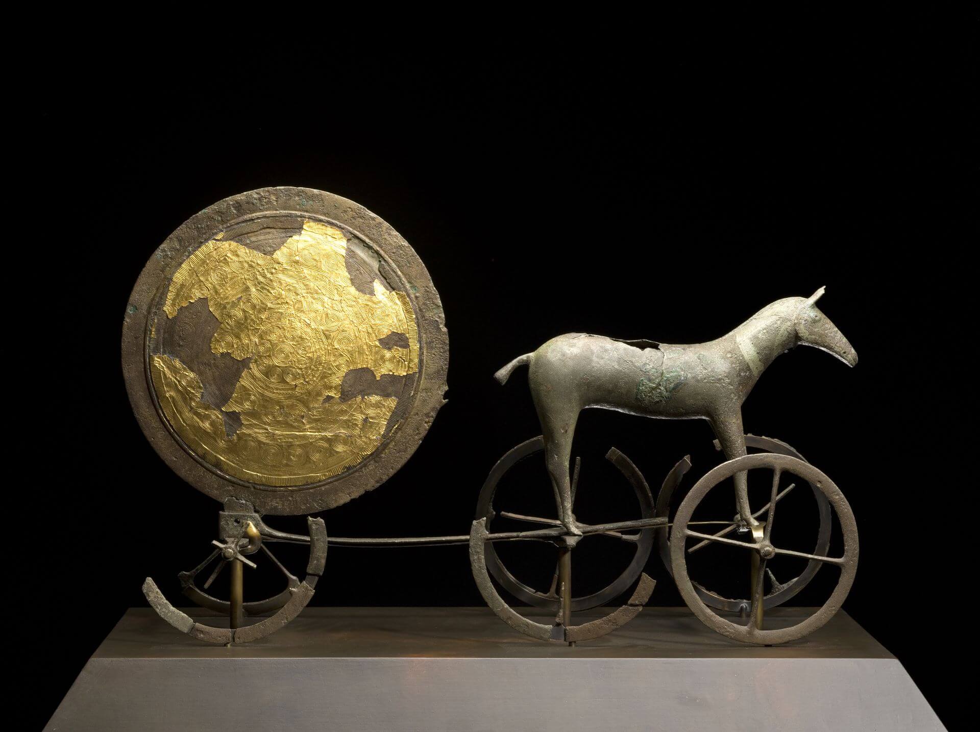 北歐青銅時代（公元前1500-1300），特倫德霍姆太陽戰車鍍金的側面。（Wikipedia）