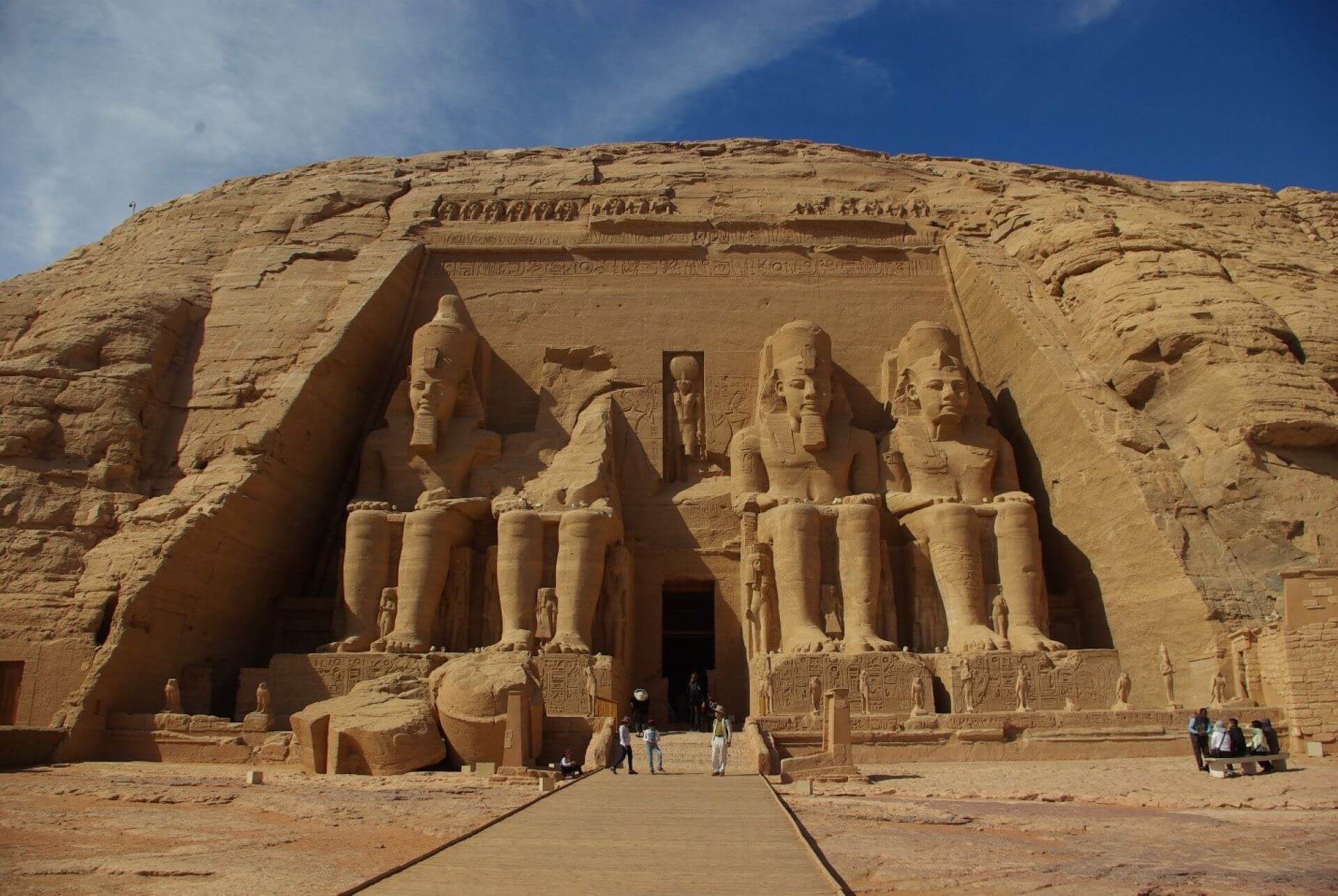 位於阿斯旺（Aswan）地區阿布辛貝（Abu Simbel），新王國十九王朝納姆西斯二世Ramesses II（公元前1279–1213）祭廟。門口有四座國王的雕像，內部祭祀太陽神。這座神廟原本是在岩壁上向內開鑿出整個神廟空間，其概念是在平…