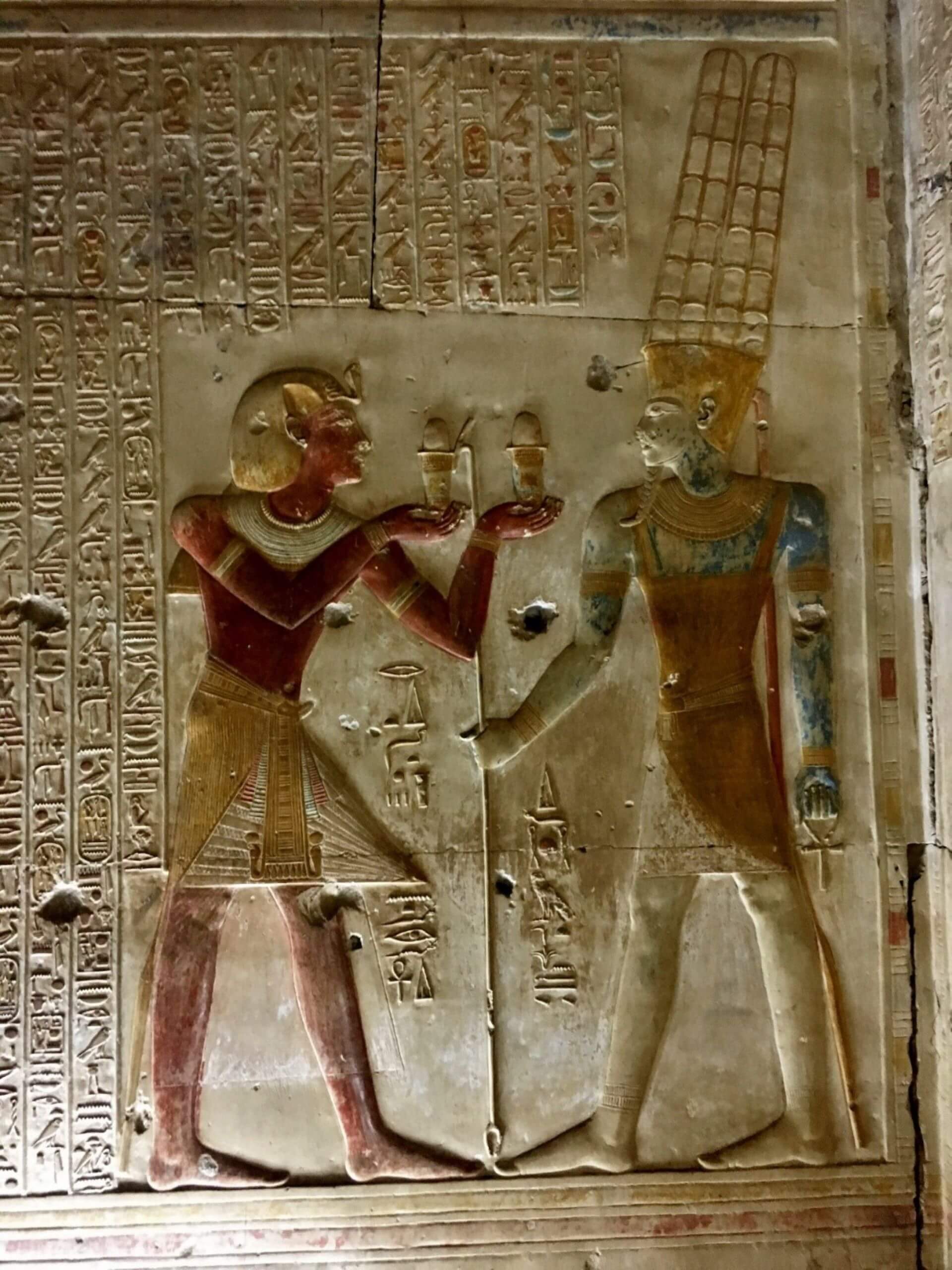 阿拜多斯（Abydos）新王國十九王朝塞提一世（Seti I，公元前1294–1279）所建神廟中的壁畫。圖中為塞提一世向太陽神阿蒙雷（Amon-Re）獻上香油。（攝影／蒲慕州）