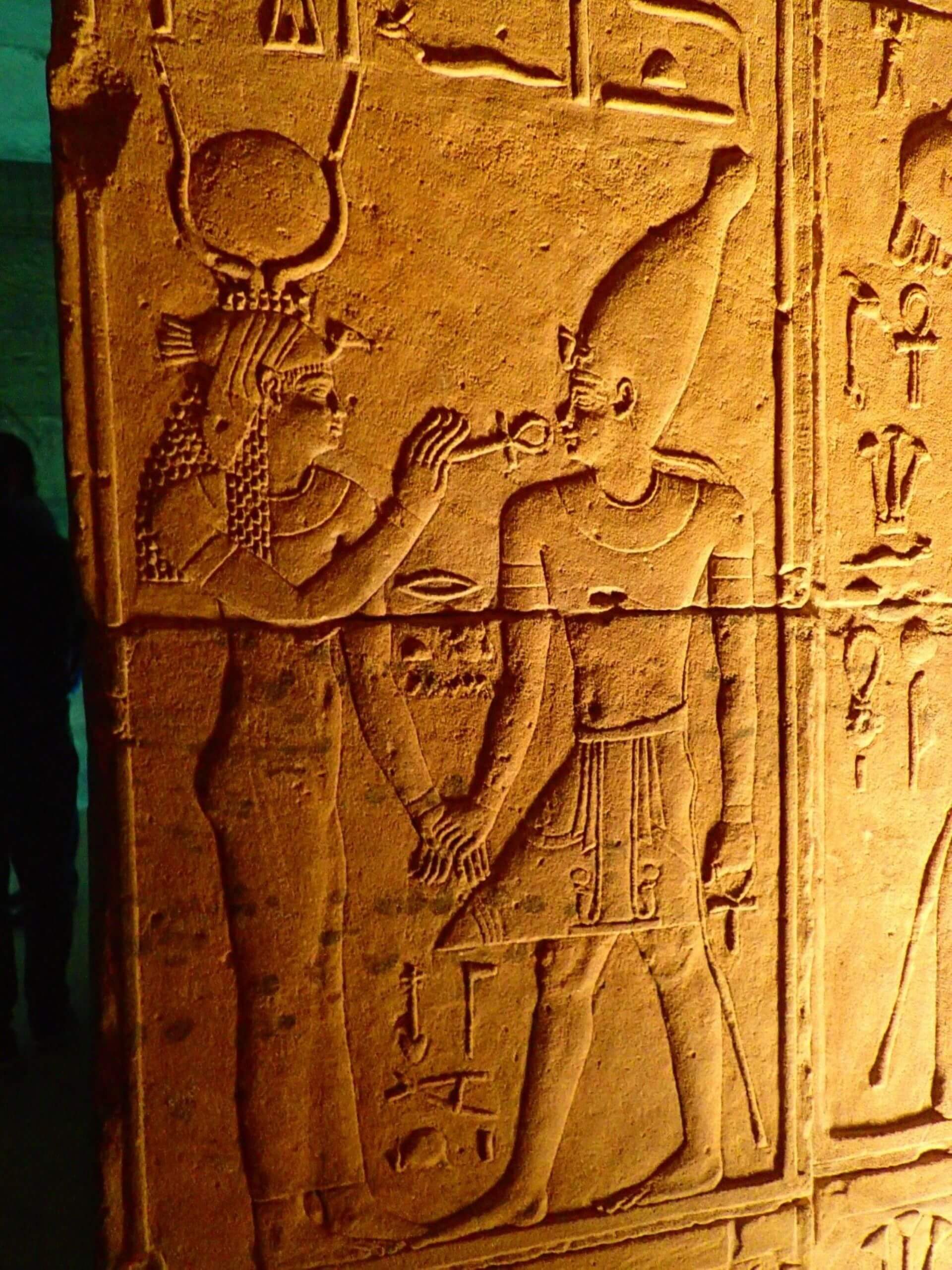 孔翁波（Kom Ombo）希羅時代神廟壁上的浮雕，顯示女神哈托（Hathor） 賜給國王生命。希羅時代埃及壁畫中女神或皇后的髪式特別繁複，是一個特色。（攝影／蒲慕州）
