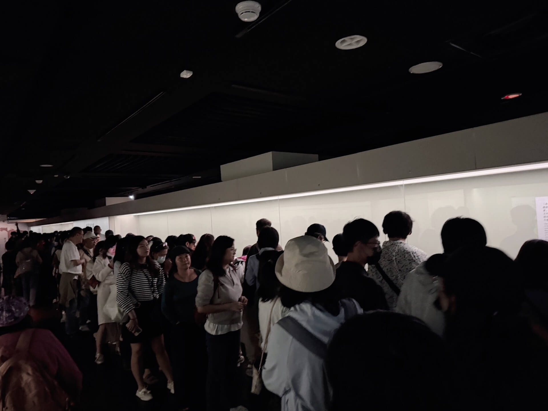 「甲子萬年」北院觀眾為一睹蘇東坡《黃州寒食詩》（寒食帖）真跡而排起長龍，現場十分擁擠，本件國寶展至1月4日。（攝影／朱佑霖）