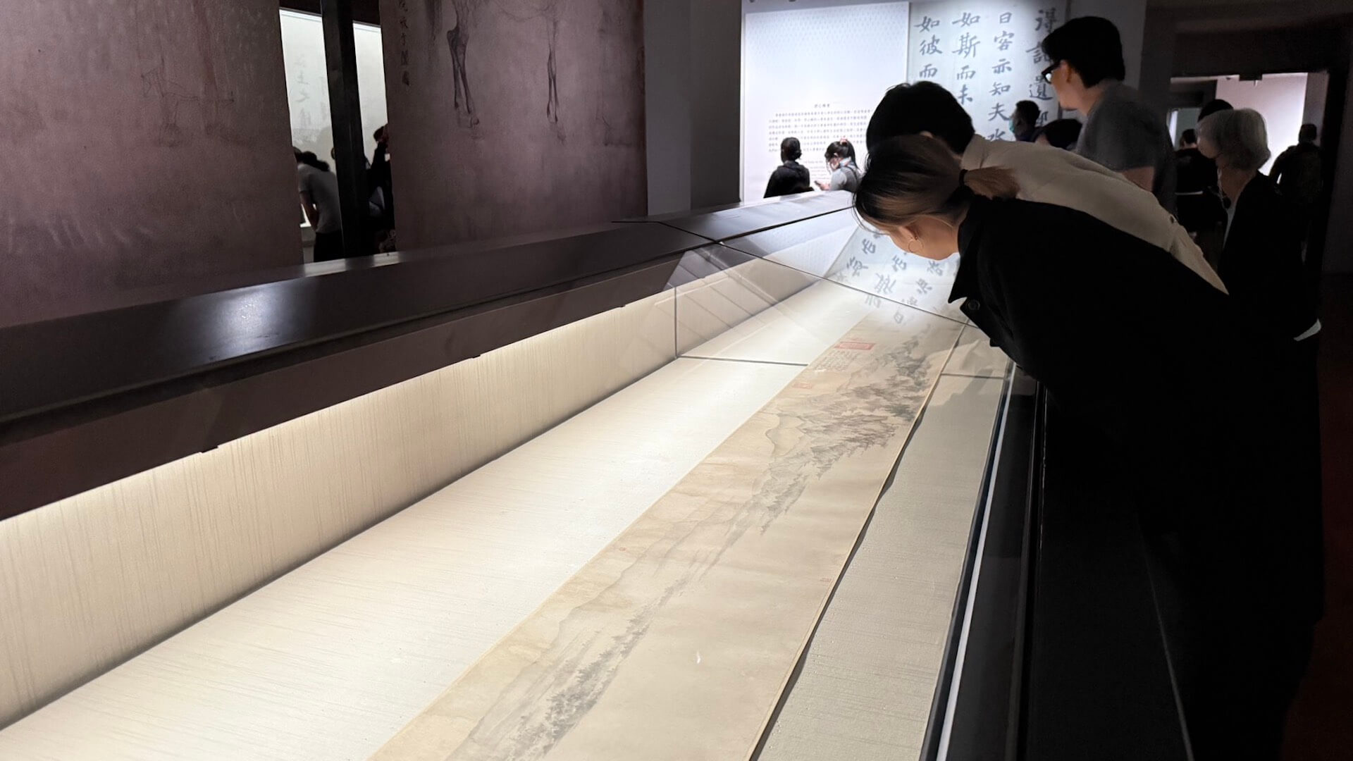 「千年神遇」展出日本國寶《瀟湘臥遊圖》，東京國立博物館借展品，本品展至1月7日。（攝影／朱佑霖）