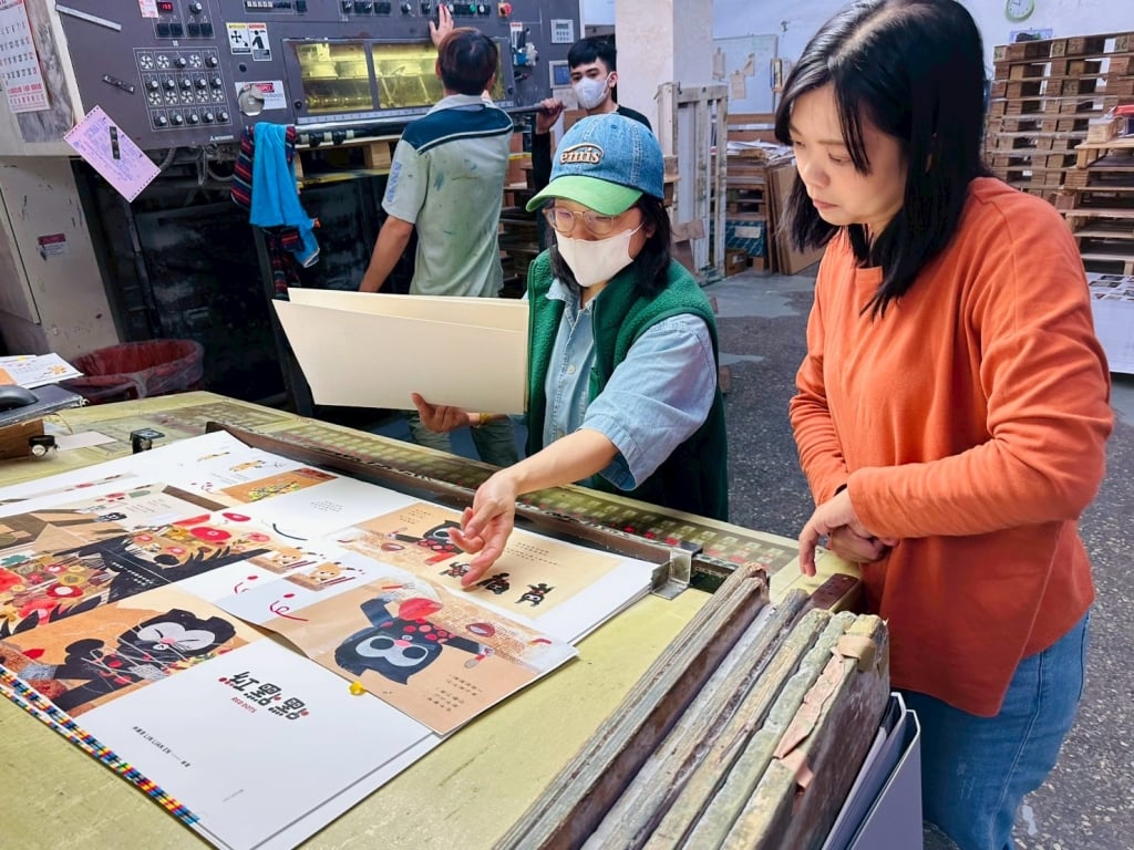 《紅點點》印務塗思真與作家林廉恩看印過程(大塊文化提供)