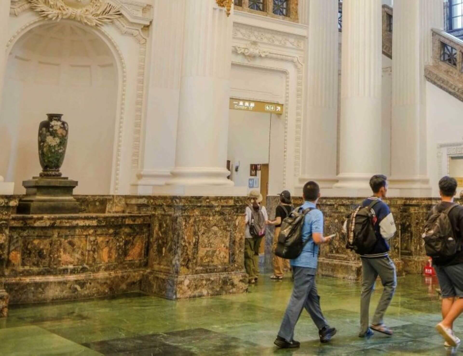 國立臺灣博物館一樓同樣的角度，後方原本的雕像已被換成七寶燒花瓶（。攝影：劉錡豫）