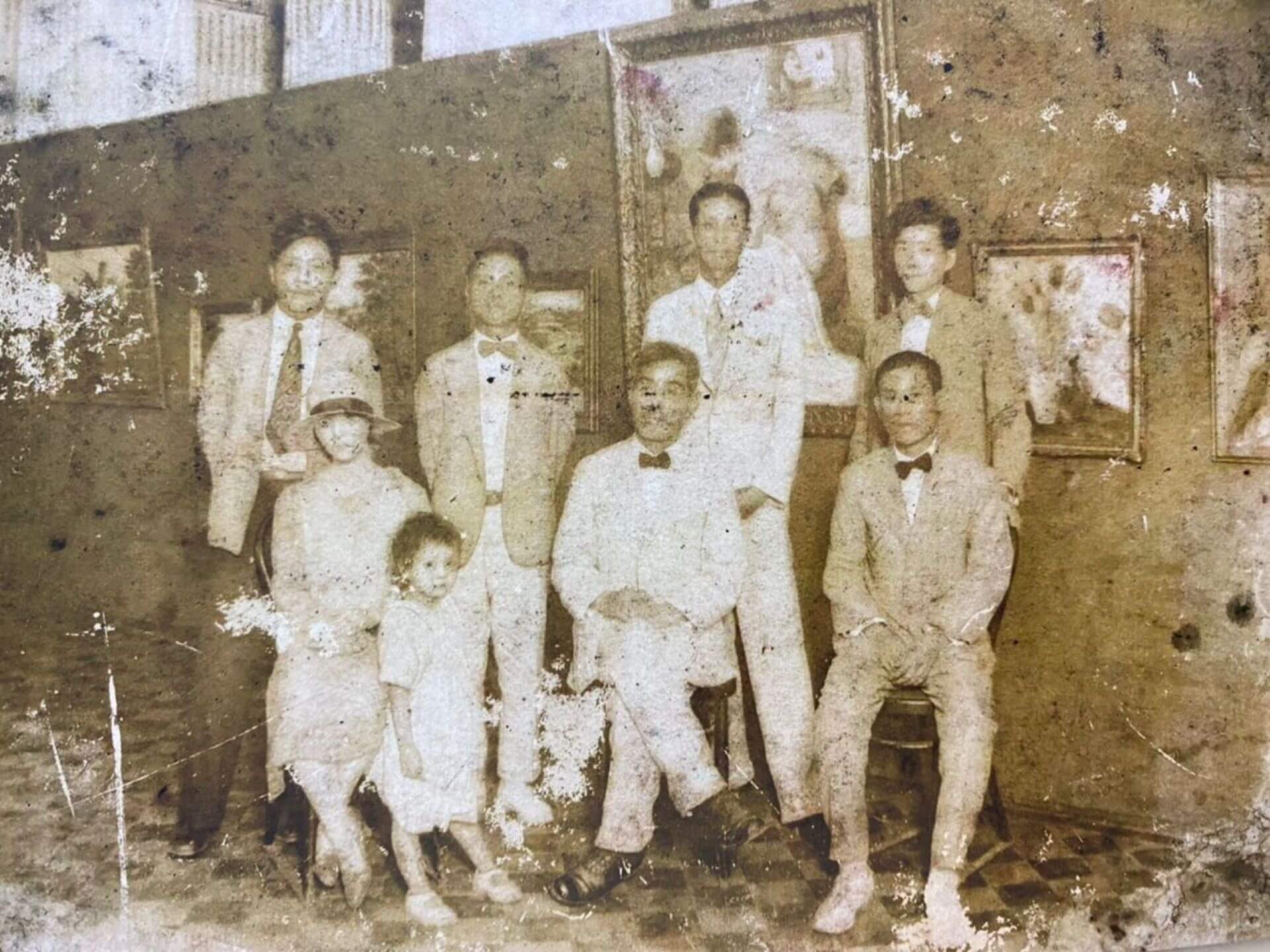 石川欽一郎（前排左三）、倪蔣懷（前排右一）、陳英聲（後排左二）、陳植棋（後排右二）等人在總督府博物館二樓迴廊的展覽會場合影（不確定是不是赤島社）（《陳植棋畫作與文書》）