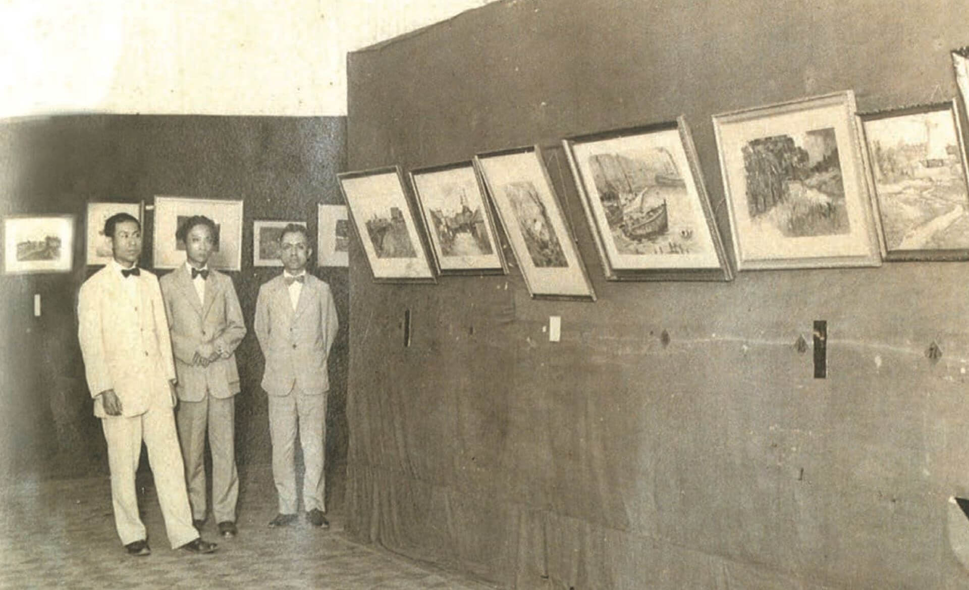 1929年臺灣水彩畫會第三回展在總督府博物館二樓迴廊舉行，自左而右：倪蔣懷、藍蔭鼎、陳英聲。（《臺灣美術團體發展史料彙編──日治時期美術團體（1895-1945）》）