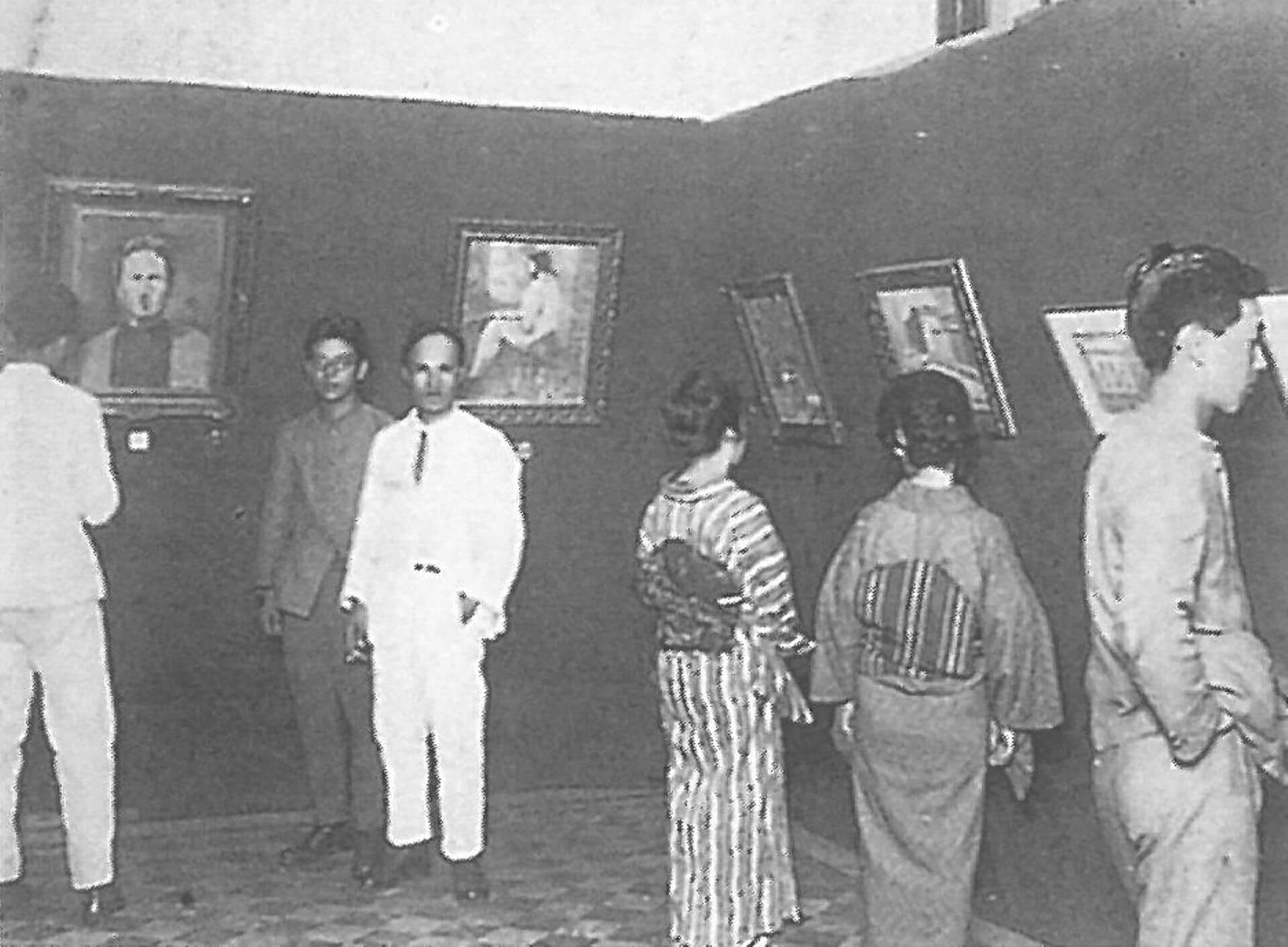 1920年代，鹽月桃甫（左三）也曾在總督府博物館內舉行個展（《風景心境：臺灣近代美術的人・言說・記憶——個人風格》）