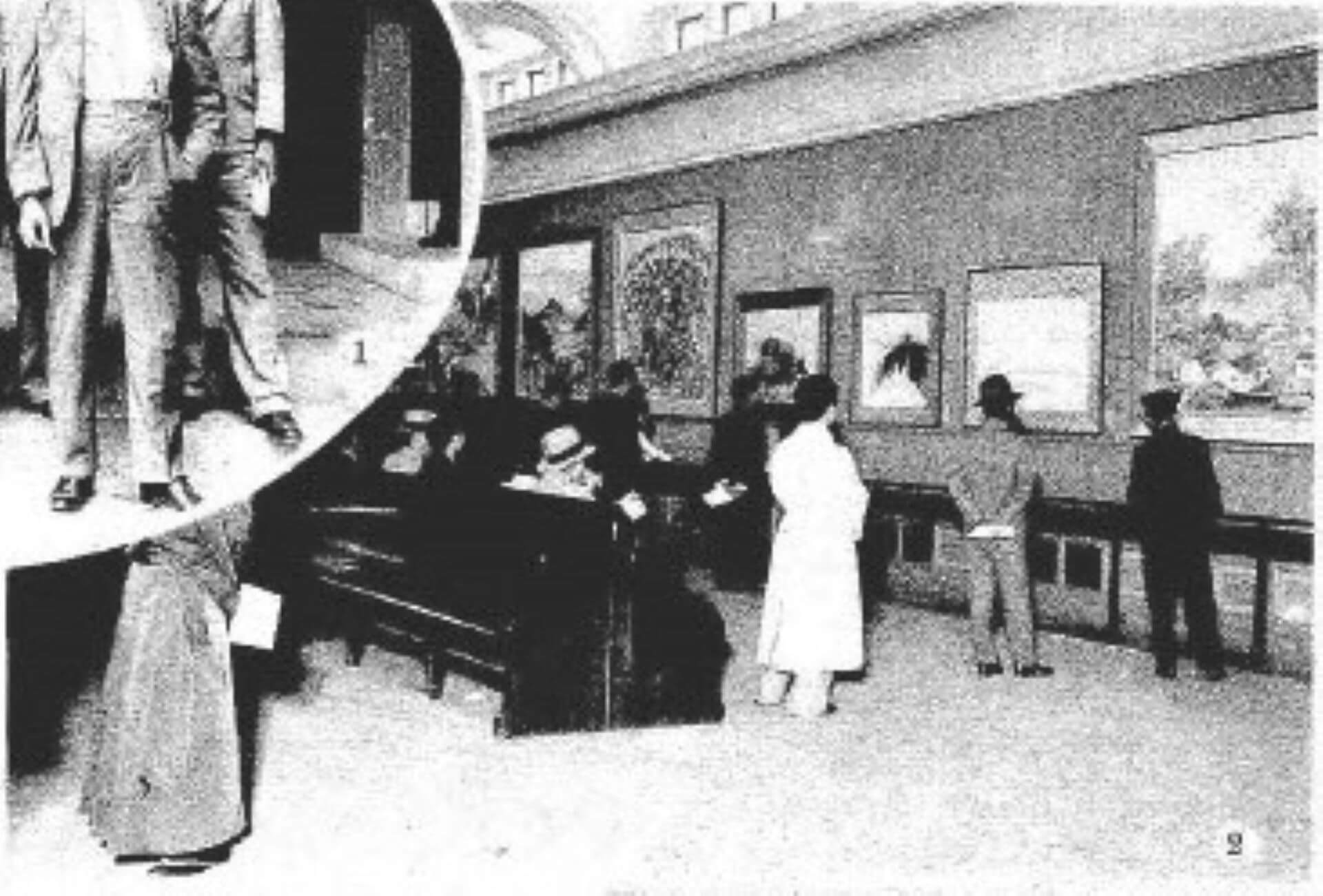 1935年第九回臺展會場（臺灣教育會館），牆上最右邊的畫作是現藏於國立臺灣美術館的林玉山《故園追憶》（〈第九回臺灣美術展覽會畫報〉，《臺灣教育》，401號（1935-12），無頁碼）