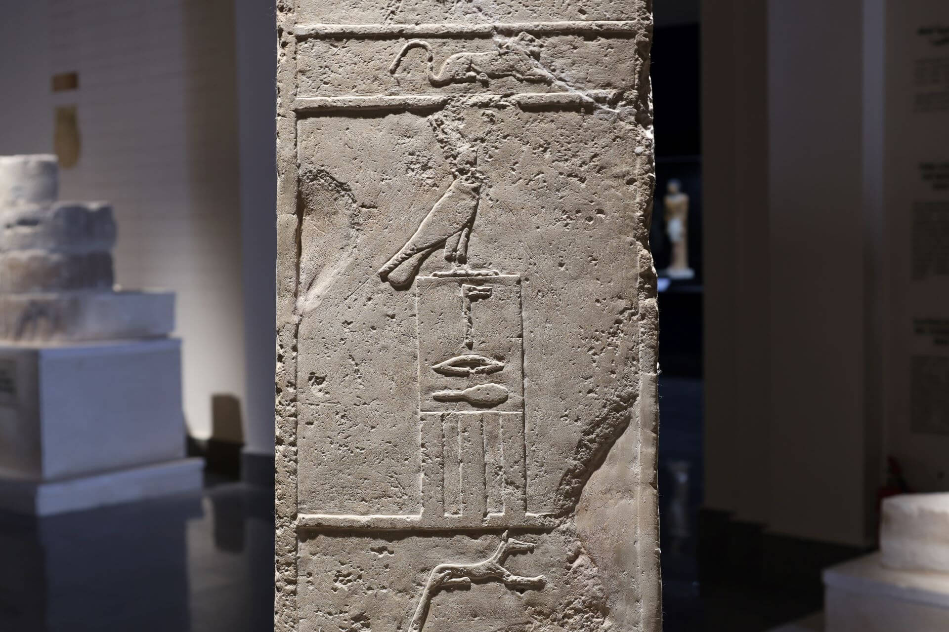 第三朝王,薩卡拉,階梯金字塔展覽館,法老卓瑟(Djoser)的王名與守護神太陽神荷魯斯。(攝影/邱建一)