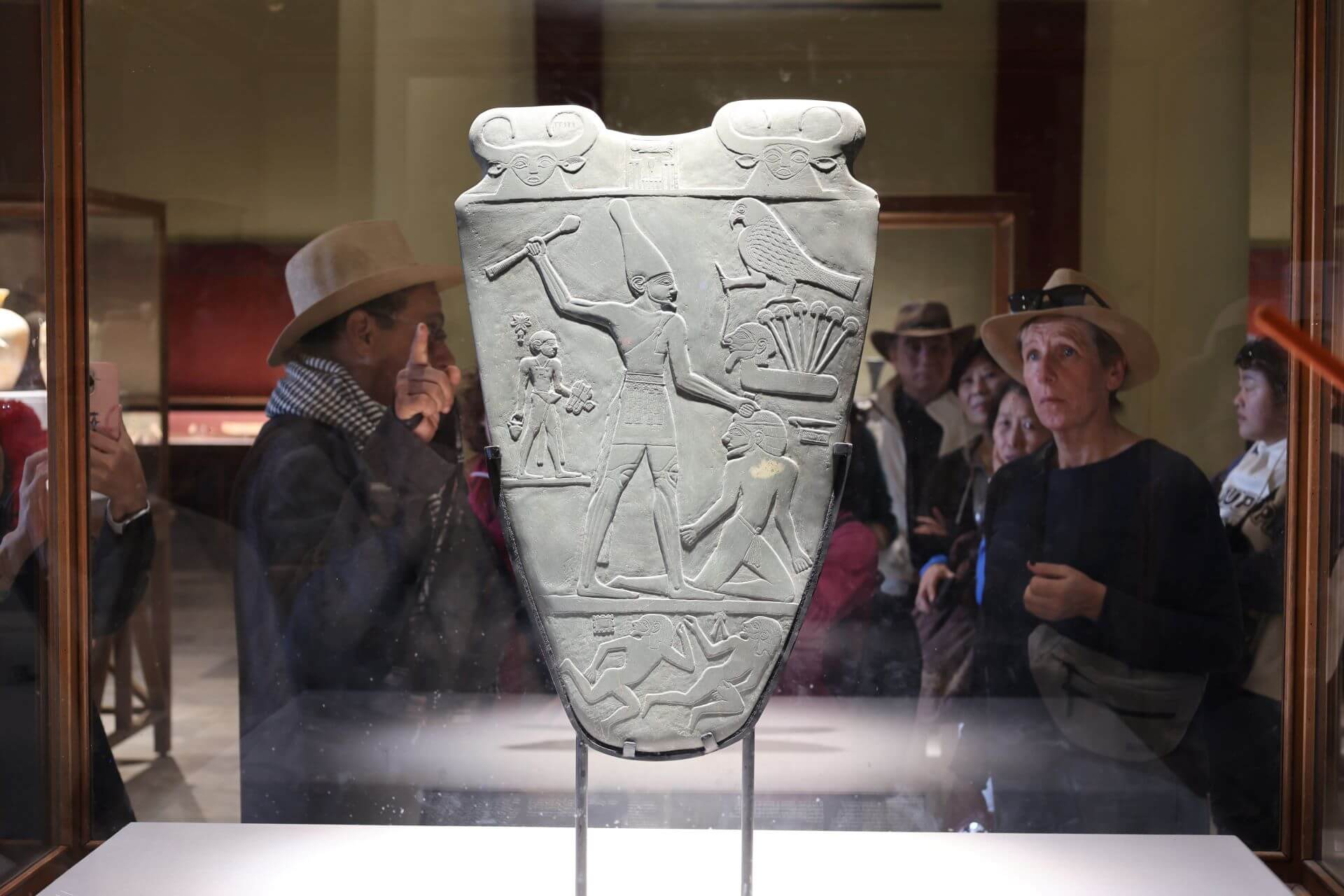 早期王朝,納爾邁調色板(Narmer Palette),淺浮雕太陽神荷魯斯與法老納爾邁,開羅埃及博物館藏。(攝影/邱建一)