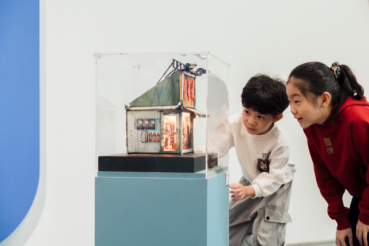 《全球商店計畫》展場風景。（透島影業拍攝，桃園市立美術館提供）