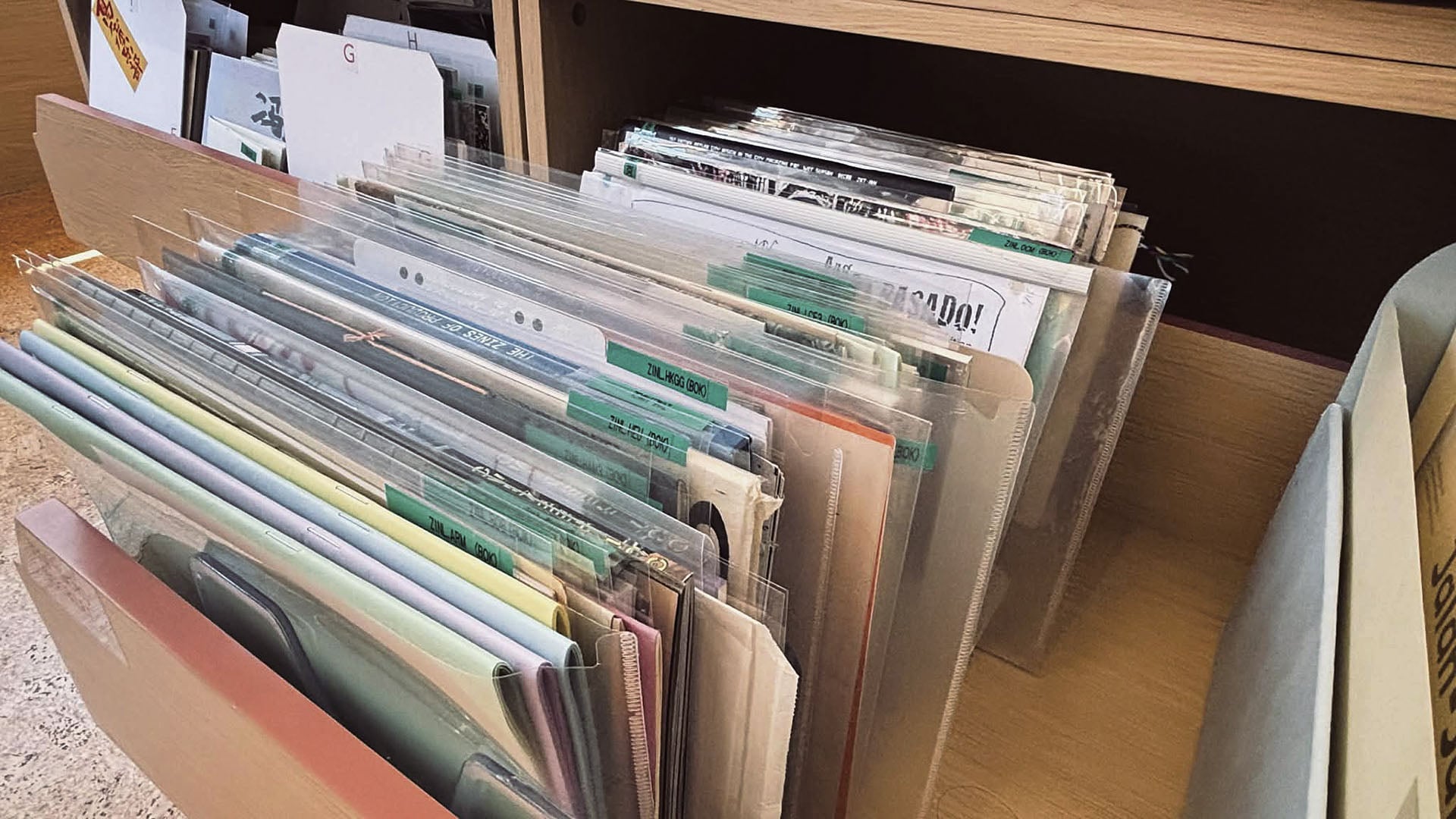 圖為香港 AAA 小誌收藏的檔案櫃。文獻庫自 2019 年起建立小誌館藏，聚焦藝術家、藝術機構及關於亞洲藝術的小誌。相較經多重中介的展覽圖錄，小誌以未經審核的直接語氣呈現藝術家所處的現實，促使圖書館重新思考可被典藏的知識及其所反映的社會脈動…