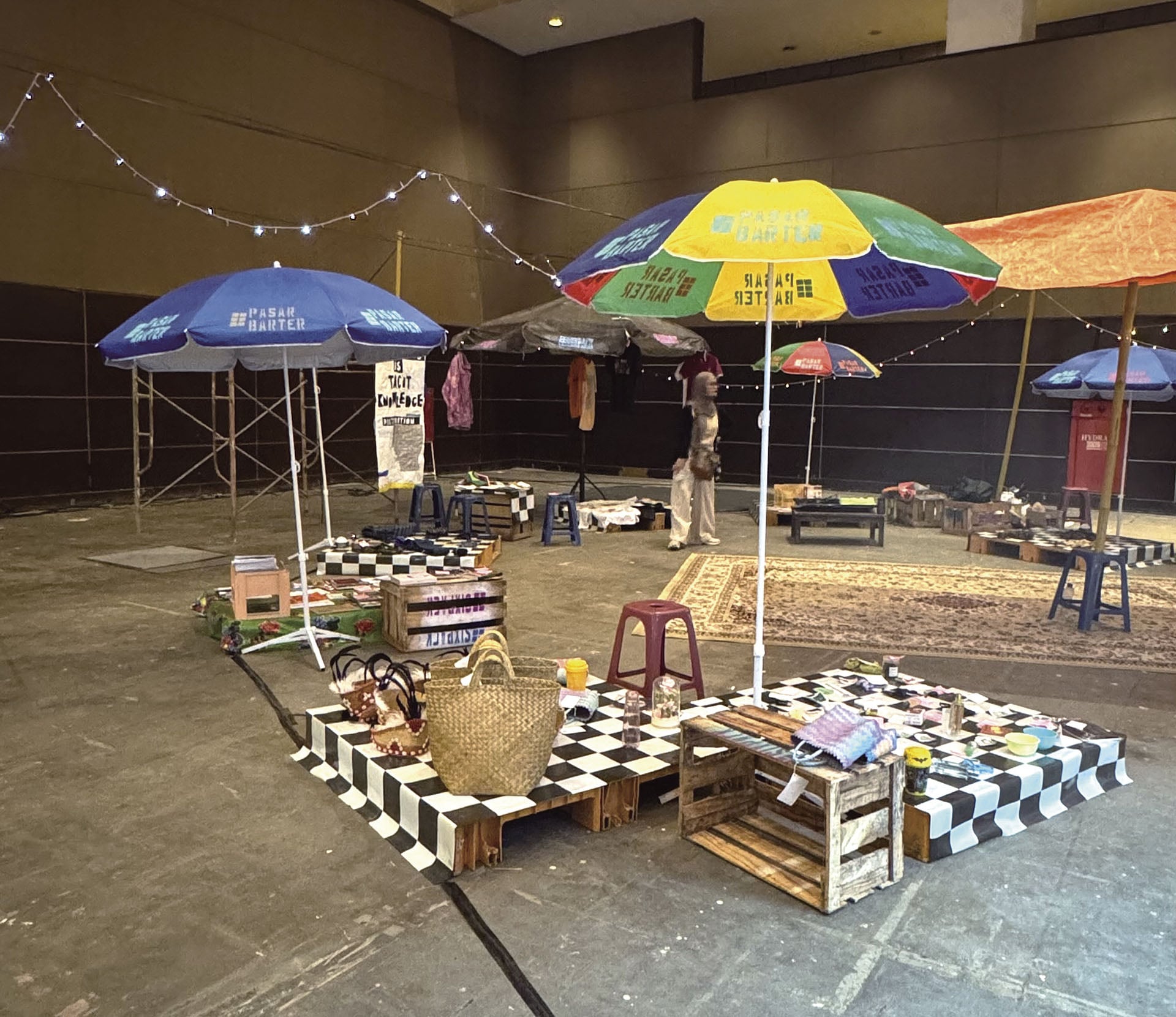 圖為ruangrupa25周年活動「ruru25 ：Poros Lumbung」現場一景，於2025年10月於雅加達Gambir Expo舉辦。（攝影／李京樺）