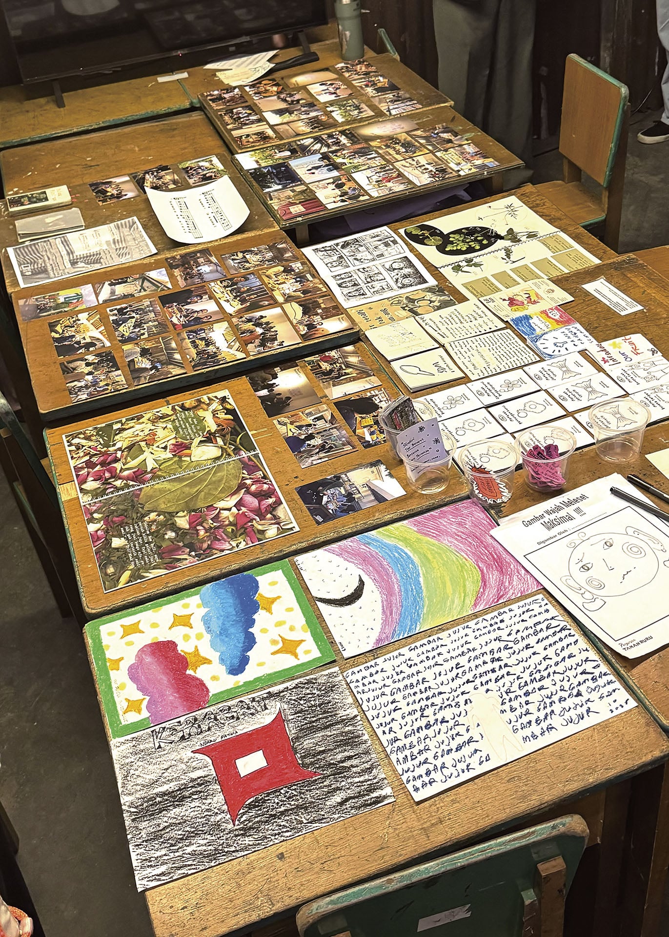 圖為ruangrupa25周年活動「ruru25 ：Poros Lumbung」現場展示他們的小誌製作展區。（攝影／李京樺）