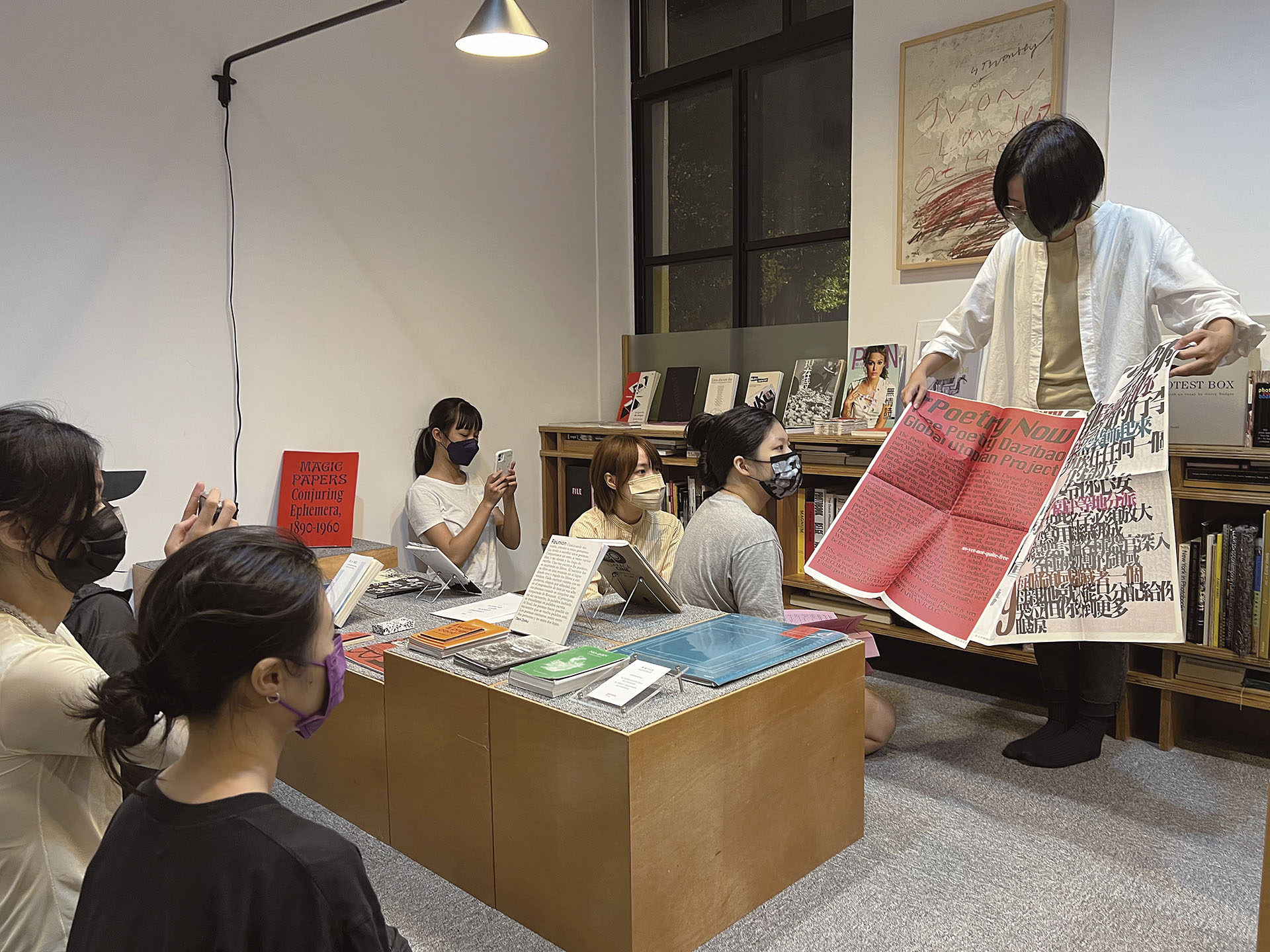 張紋瑄在藝術家書籍文獻庫展示旅程間收集到或和訪談對象交換的出版物，並舉行小型交流會。（張紋瑄提供）
