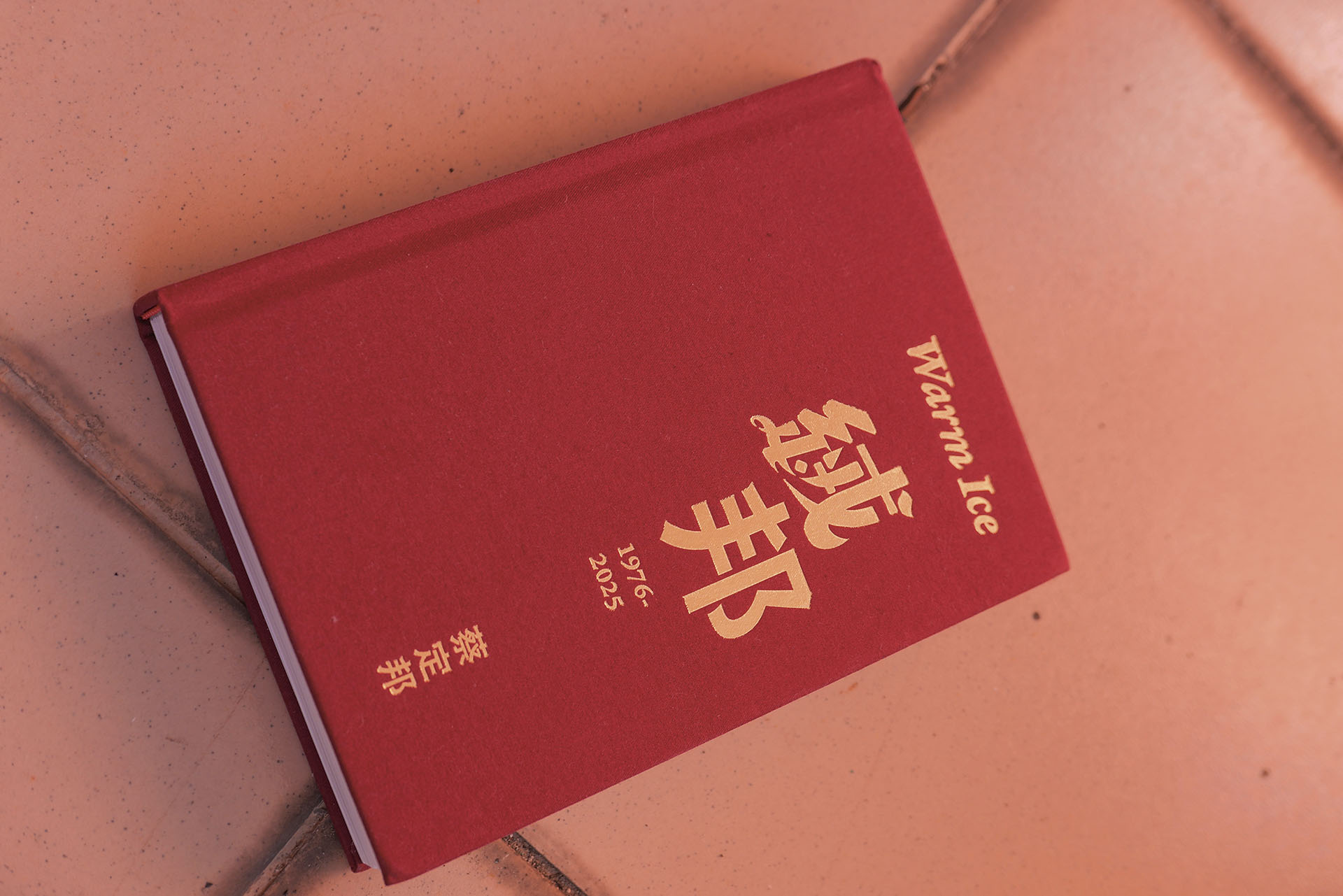 蔡定邦新作《絨邦》與哲攝獨立出版合作，內容訴說他的母親、一位越南女性移民的生命史。