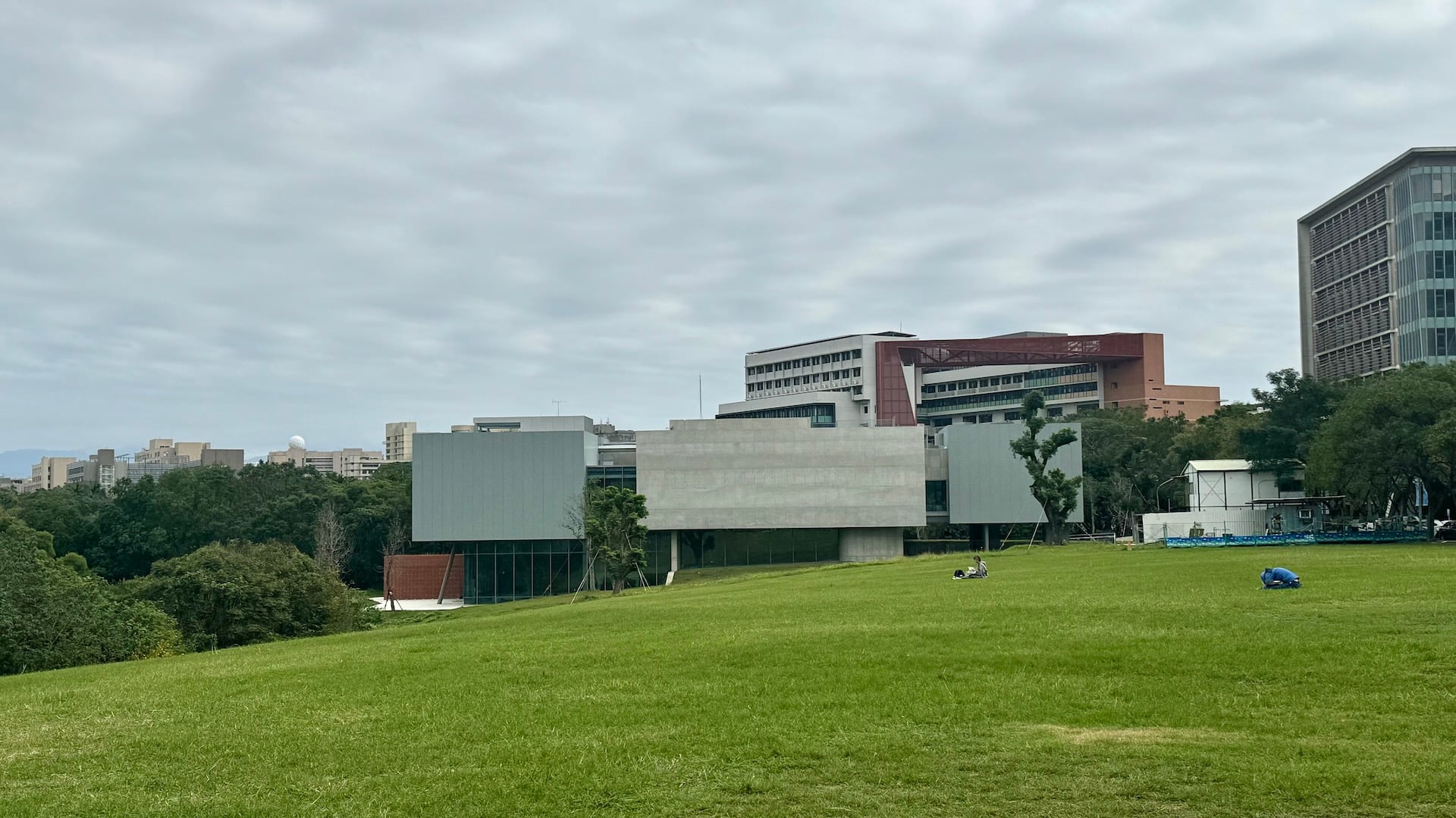 圖為正在興建中的「宏亮美術館」，坐落於清大校園南側大草坪旁。（本刊資料室）