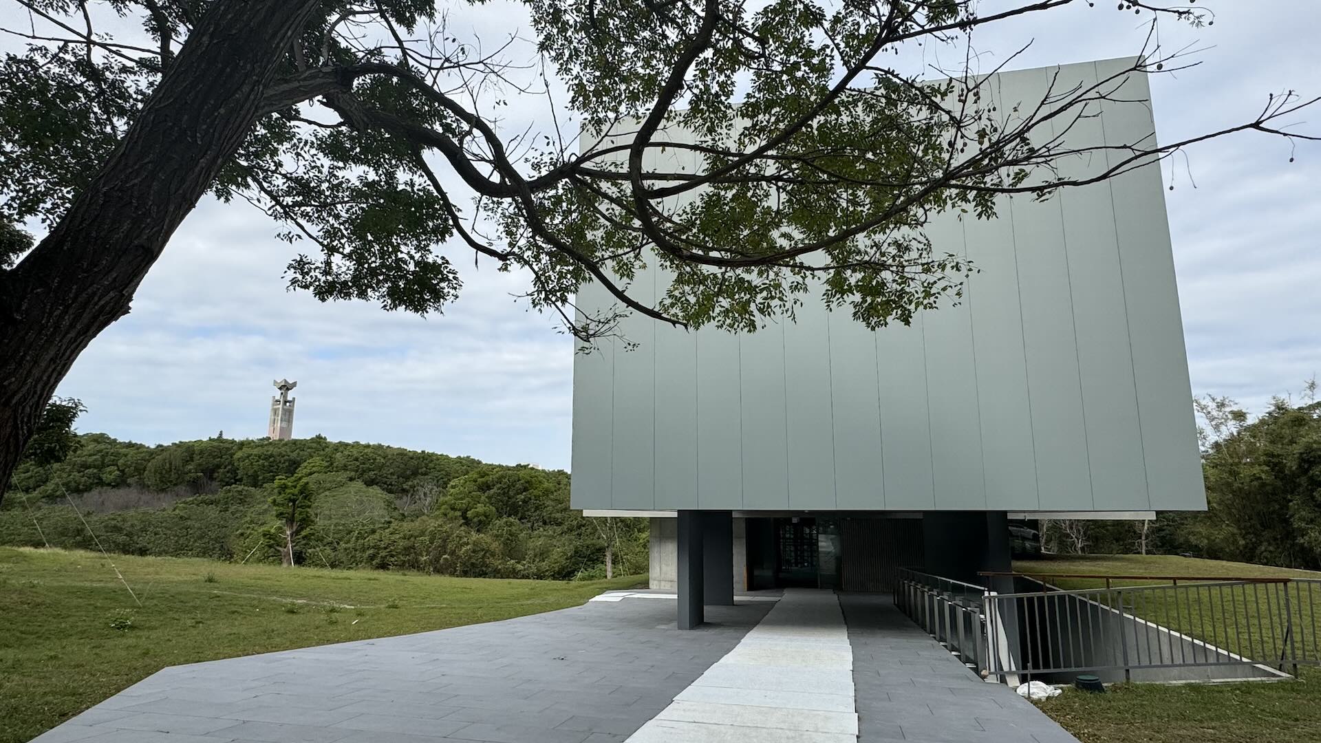 「宏亮美術館」的籌建，深獲各界肯定。圖為仍在興建中的「宏亮美術館」，圖為入口一景。（本刊資料室）