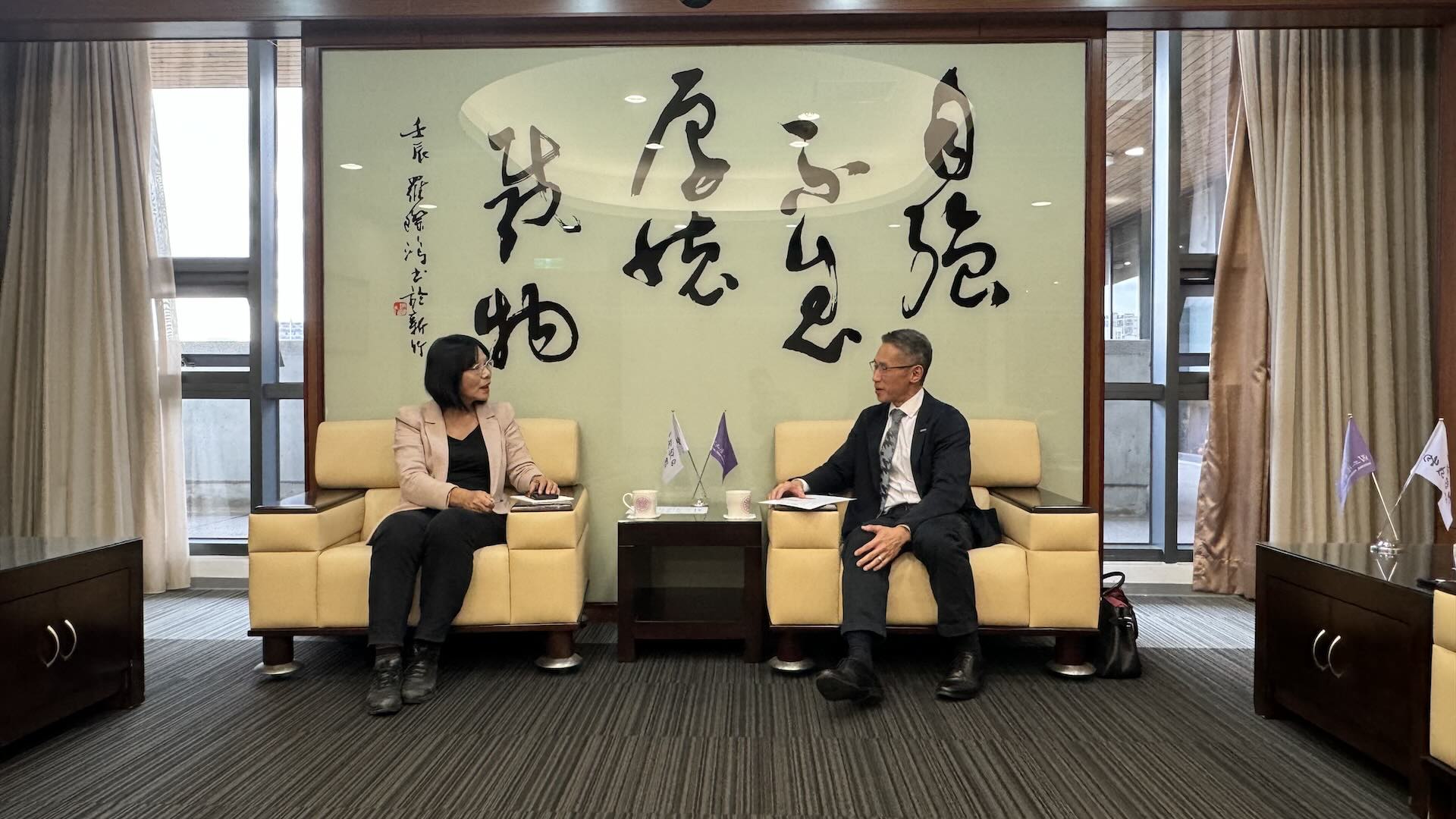 圖為典藏雜誌社社長簡秀枝採訪清大校長高為元現場一景。（本刊資料室）