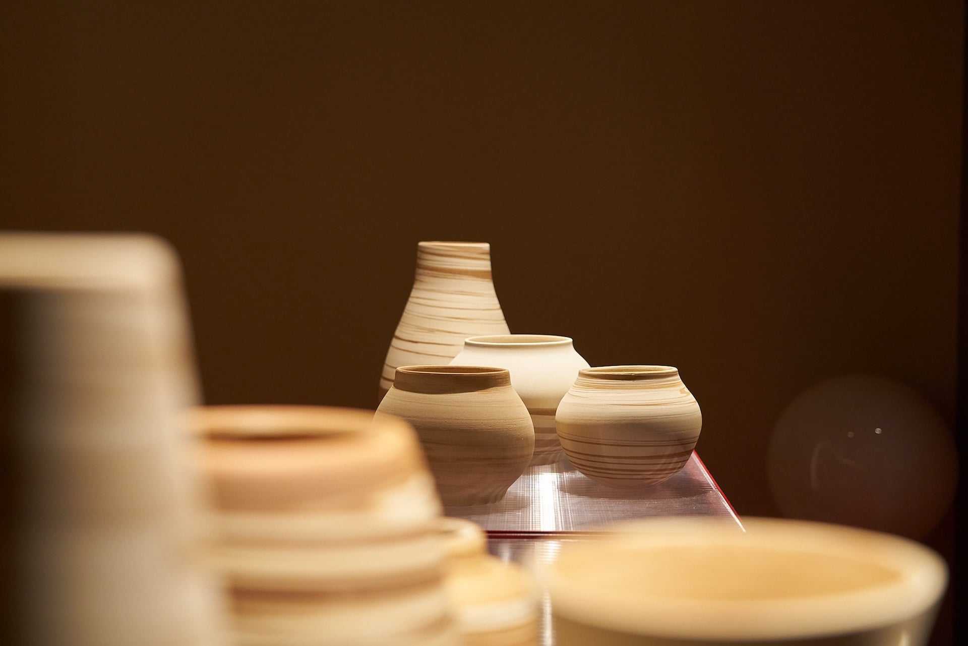圖為丁春誠展覽「未經許可的身體」於若水展出一景。藝術家以「絞胎混土」技法揉合不同來源的陶土，讓紋理如皮膚般浮現，記錄身分疊加、差異共存與時間流動的物質痕跡。（丁春誠提供）