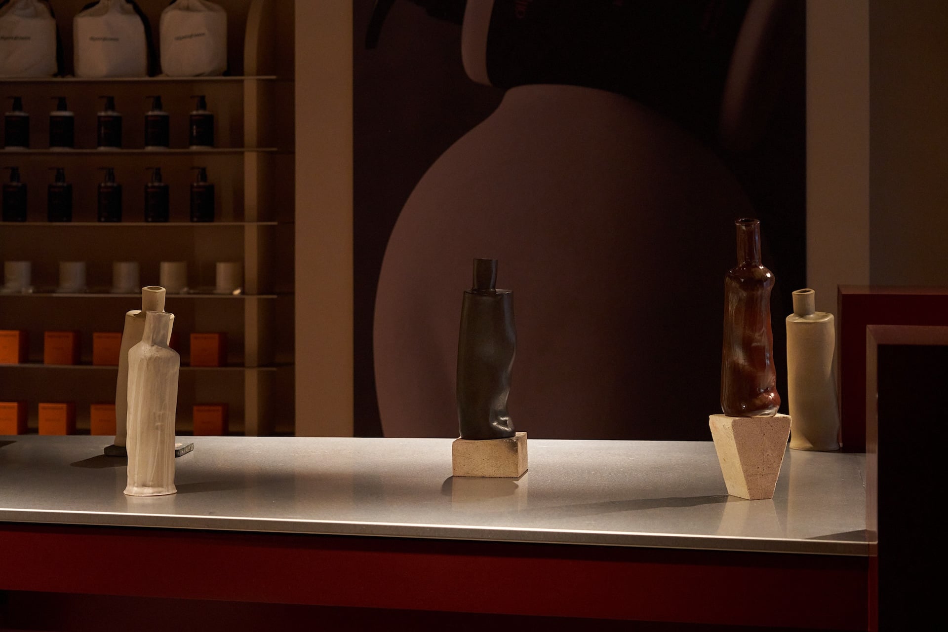圖為丁春誠展覽「未經許可的身體」於若水展出一景。藝術家以陶土的不可逆性為隱喻，保留指尖施力與遲疑的痕跡，讓燒製後無法抹除的痕跡，對照身體被時間、記憶與創傷塑形的生命經驗。（丁春誠提供）