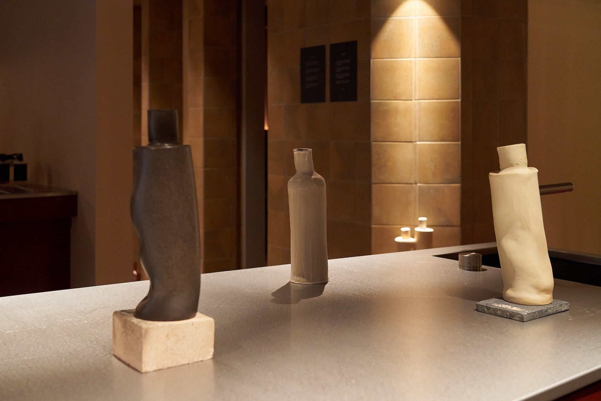 圖為丁春誠展覽「未經許可的身體」於若水展出一景。作品在反覆成型與失敗中完成，陶土如實保留施力與崩解的痕跡，成為藝術家與物質對話、校準感知的過程見證。（丁春誠提供）