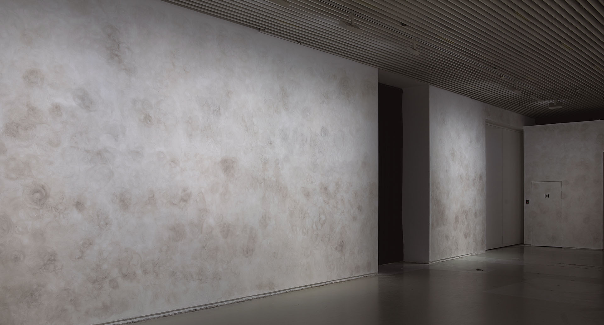 奧迪．莫瑞《製造煙霧》（2025）在第15屆上海雙年展展覽現場。（藝術家惠允，上海當代藝術博物館提供）